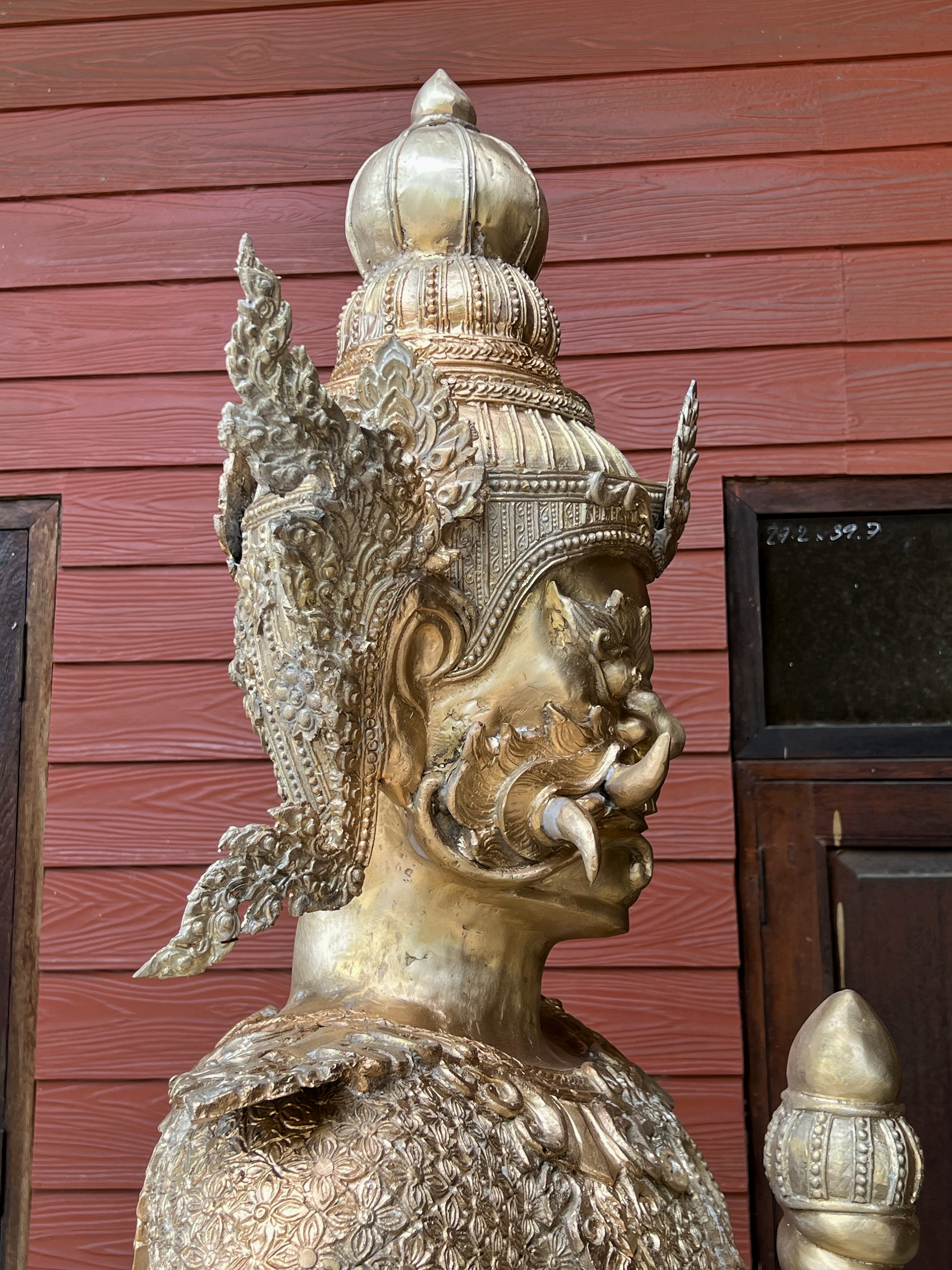 รูปหล่อ ท้าวเวสสุวรรณ ขนาดสูง 2.40 เมตร งานศิลปิน