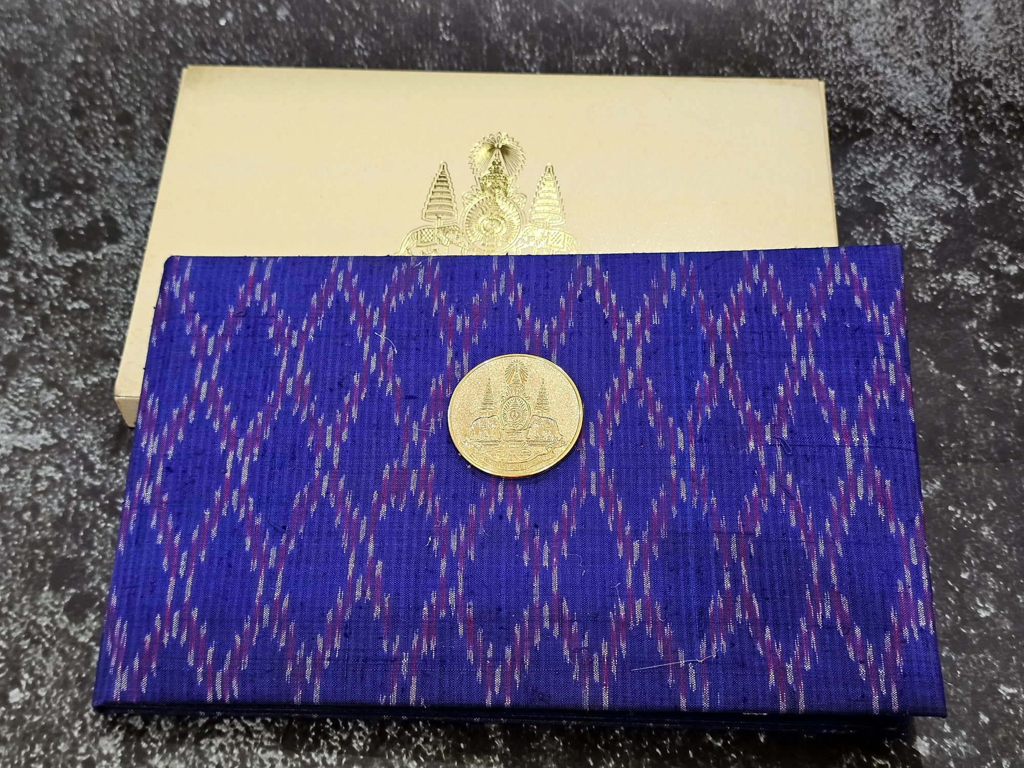 ธนบัตรที่ระลึก 500 บาท แบบพิเศษ ฉลองสิริราชสมบัติครบ 50 ปี พร้อมปกผ้าใหม หนังสือและกล่อง