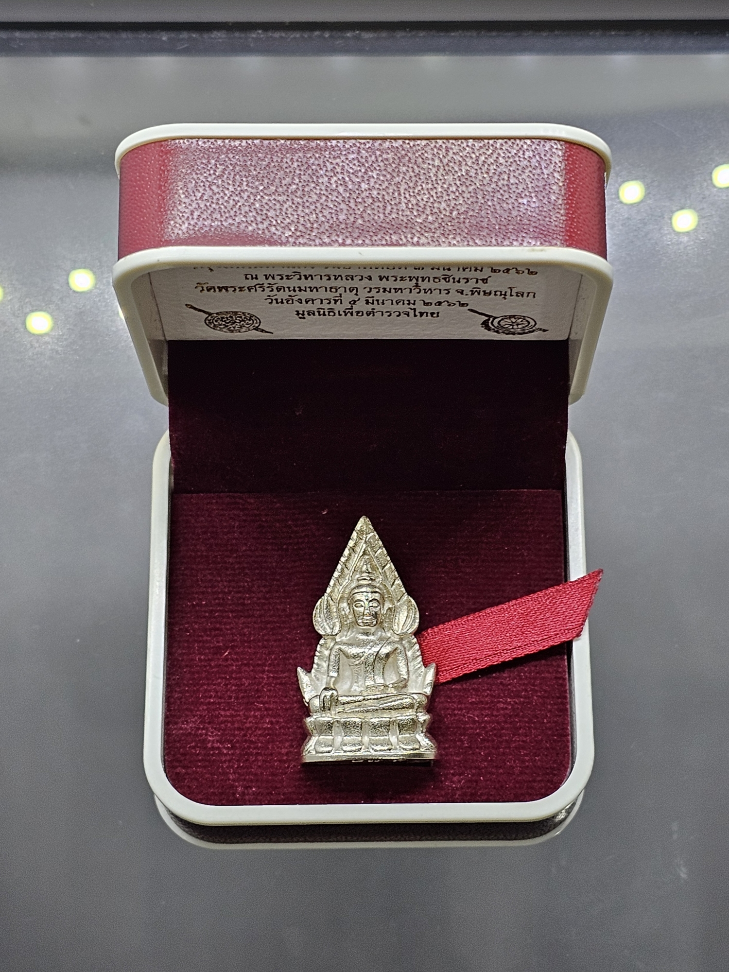 พระพุทธชินราช กรมตำรวจรุ่นแรก รุ่น “ประวัติศาสตร์” ลอยองค์ เนื้อเงิน (พิมพ์เล็ก สูง 3.2 เซน) พ.ศ.2562 พร้อมกล่องเดิม