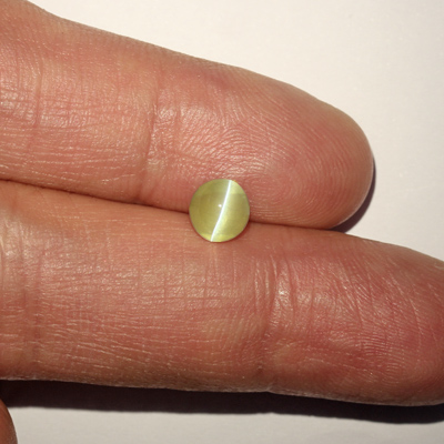 **ขายแล้ว**คริสโซเบริลตาแมวหรือไพฑูรย์ (Cat's eye Chrysoberyl) 1.39 กะรัต เนื้อเนียน จากศรีลังกา