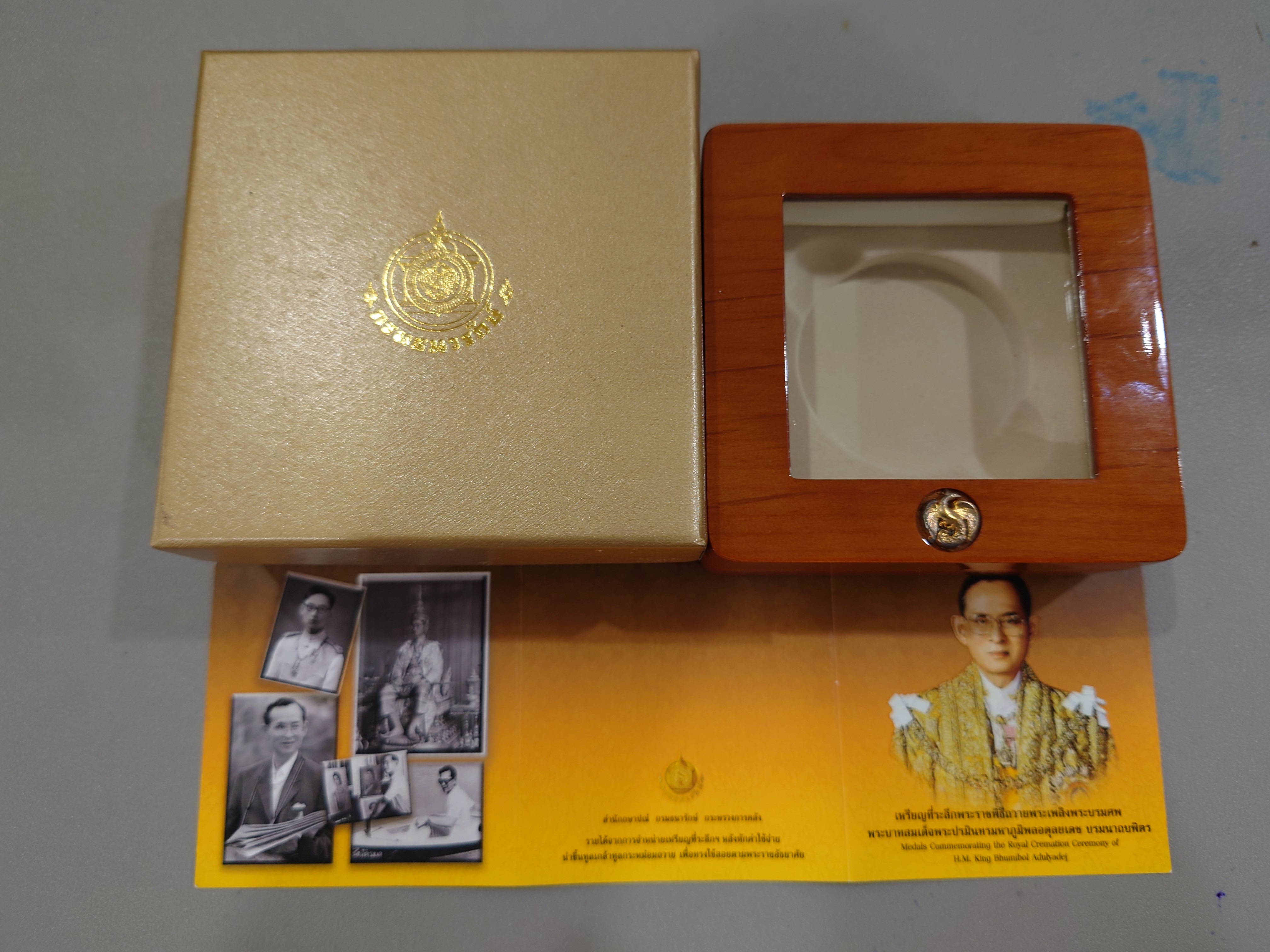 กล่องไม้ฝาใส ตรงรุ่นสำหรับใส่เหรียญทองคำถวายพระเพลิง ร9 พร้อมใบเซอร์ (หรือใส่เหรียญขนาดตลับวงนอก 4.5 เซน) ผ่านใช้ สภาพสวย 95 %