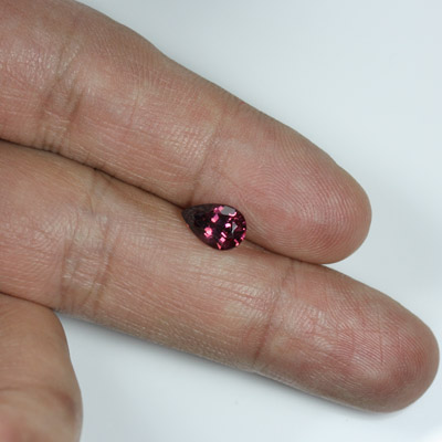 โกเมนสีม่วงหรือโรโดไลท์ (Rhodolite Garnet) 1.59 กะรัต สีม่วงอมชมพู รูปร่างหยดน้ำ