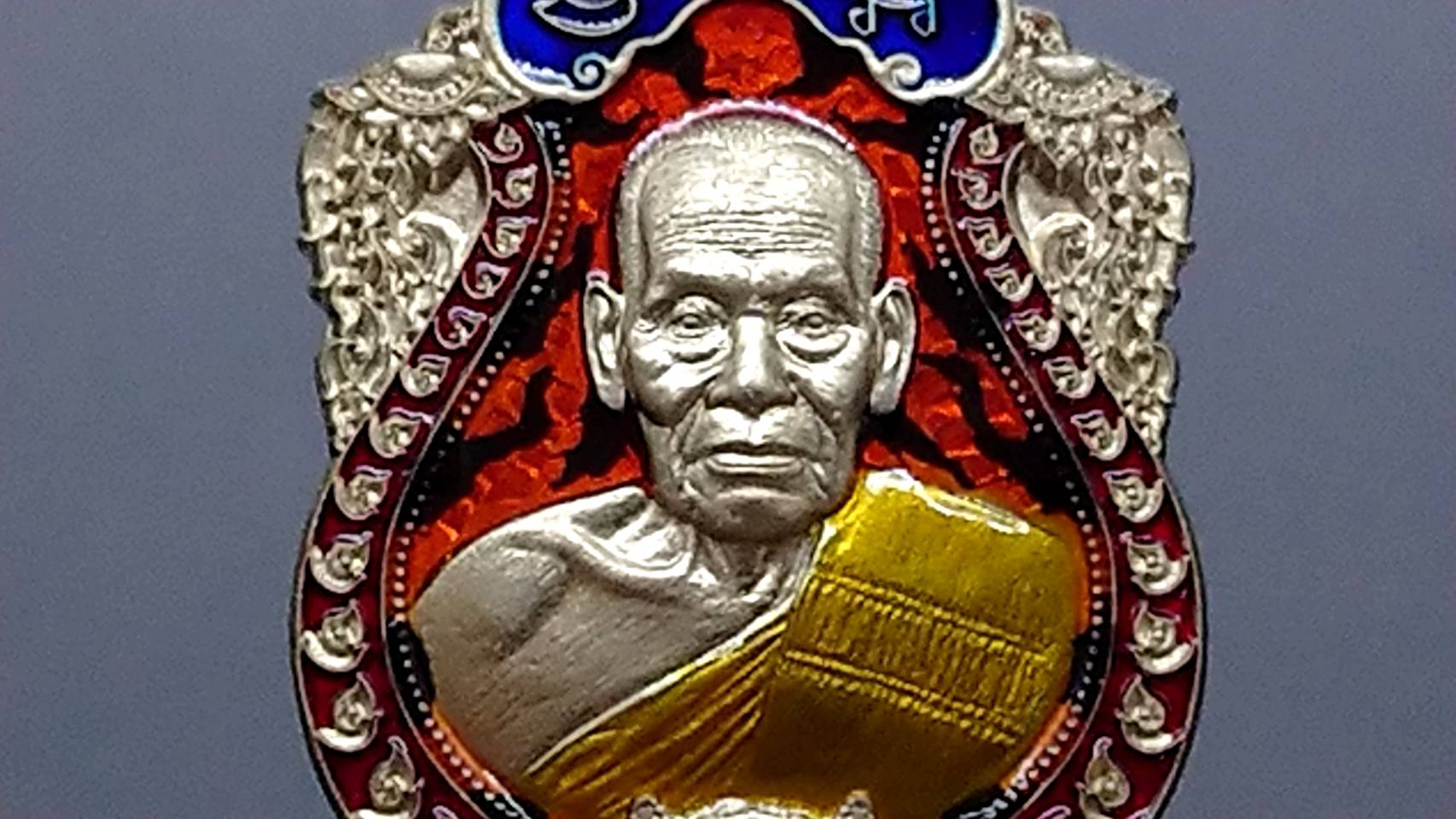 เหรียญเสือคาบดาบ รุ่น2 (เหรียญแจกยกลัง ตอกพิเศษ)เนื้ออัลปาก้าลงยาลายเสือ หลังลงยาส้ม ขอบแดงซุ้มน้ำเงินจีวรเหลือง หลวงพ่อพัฒน์ วัดห้วยด้วน โคท 59