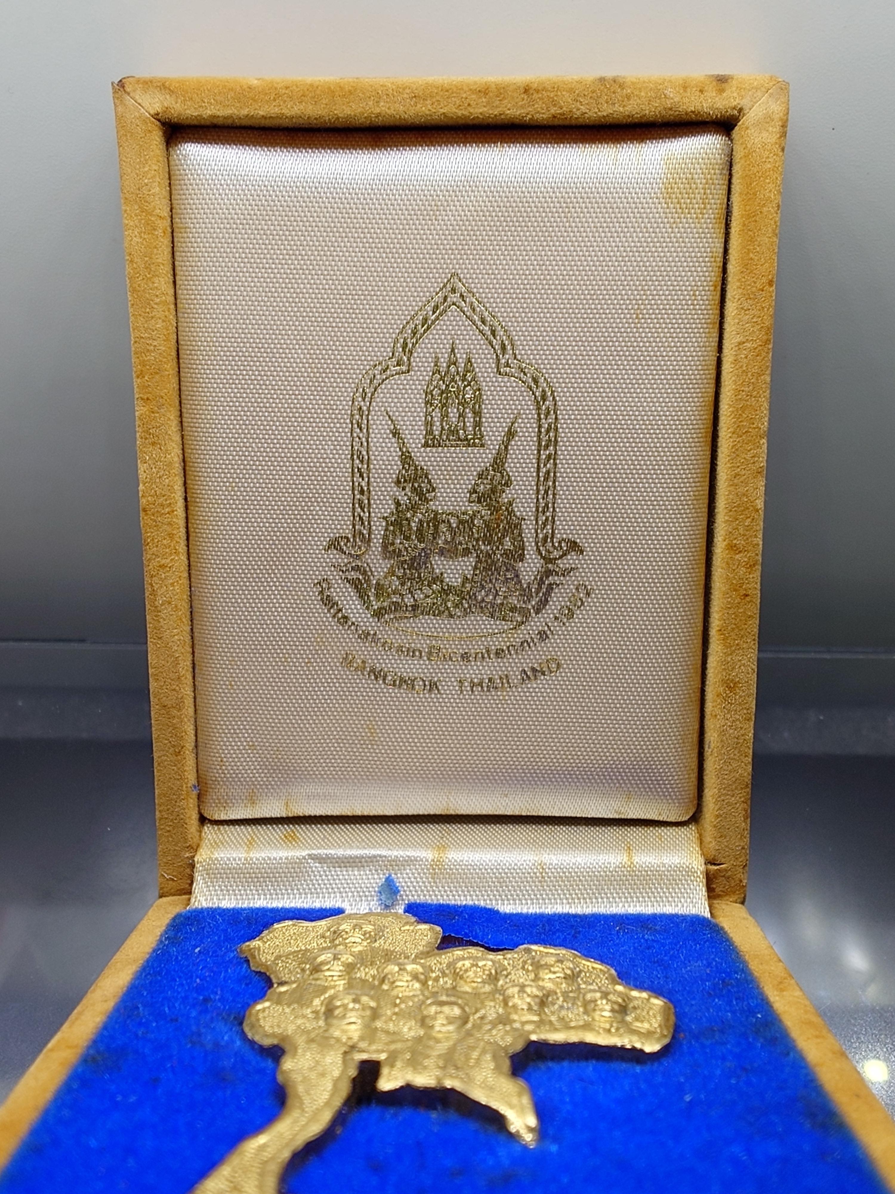 แผนที่ประเทศไทย พระรูป 9 รัชกาล ที่ระลึกสมโภชญ์กรุงรัตนโกสินทร์ 200 ปี เนื้อโลหะกาหลั่ยทอง พ.ศ.2525 พร้อมกล่องเดิม