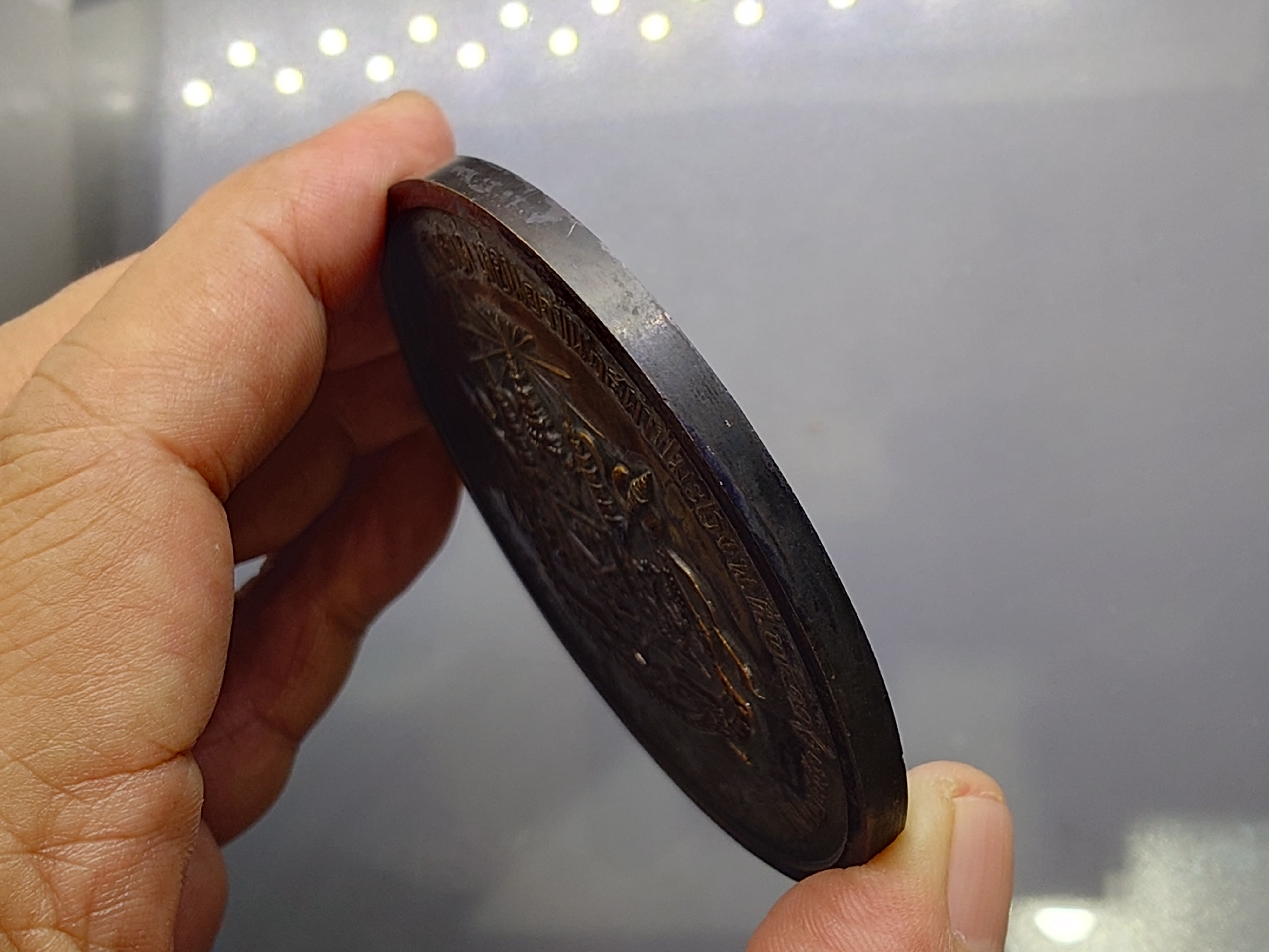 เหรียญที่ระลึก งานฉลองวันเถลิงถวัลราชสมบัติ ครบรอบ 100 ปี รัชกาลที่5 (หลวงปู่ทิม หลวงปู่โต๊ะ ร่วมอฐิษฐานจิต) เนื้อทองแดง ขนาด 7 เซน พ.ศ.2511 พร้อมกล่องเดิม นิยม หายาก