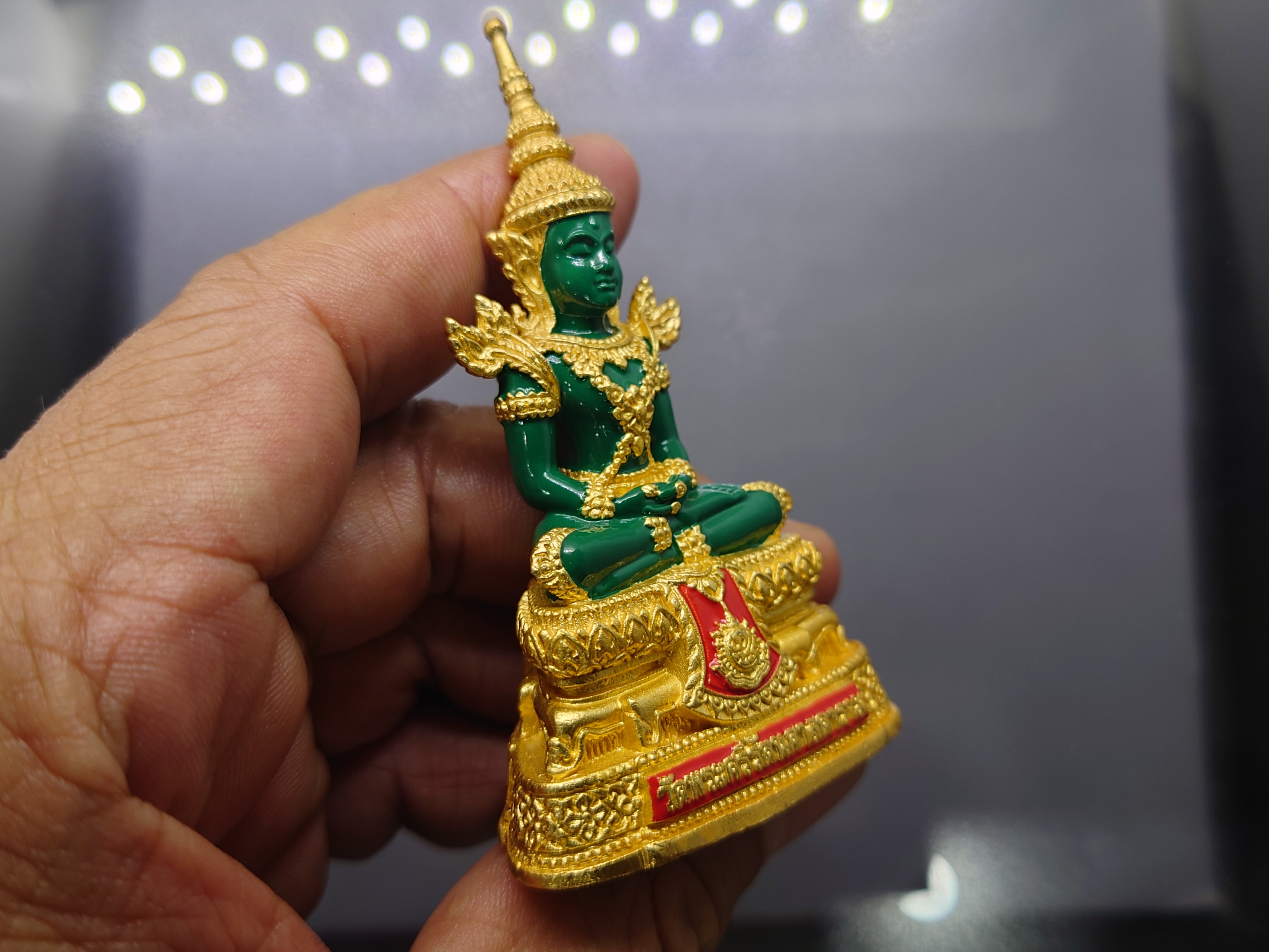 พระแก้วมรกต ทรงฤดูร้อน (ขนาดสูง 7.7 เซน) เนื้อโลหะเคลือบสีเขียว เครื่องทรงชุบทอง สำนักพระราชวัง สร้าง พุทธาภิเษก ณ วัดพระศรีรัตนศาสดาราม พ.ศ.2547 ซีลเดิม รับประกันแท้