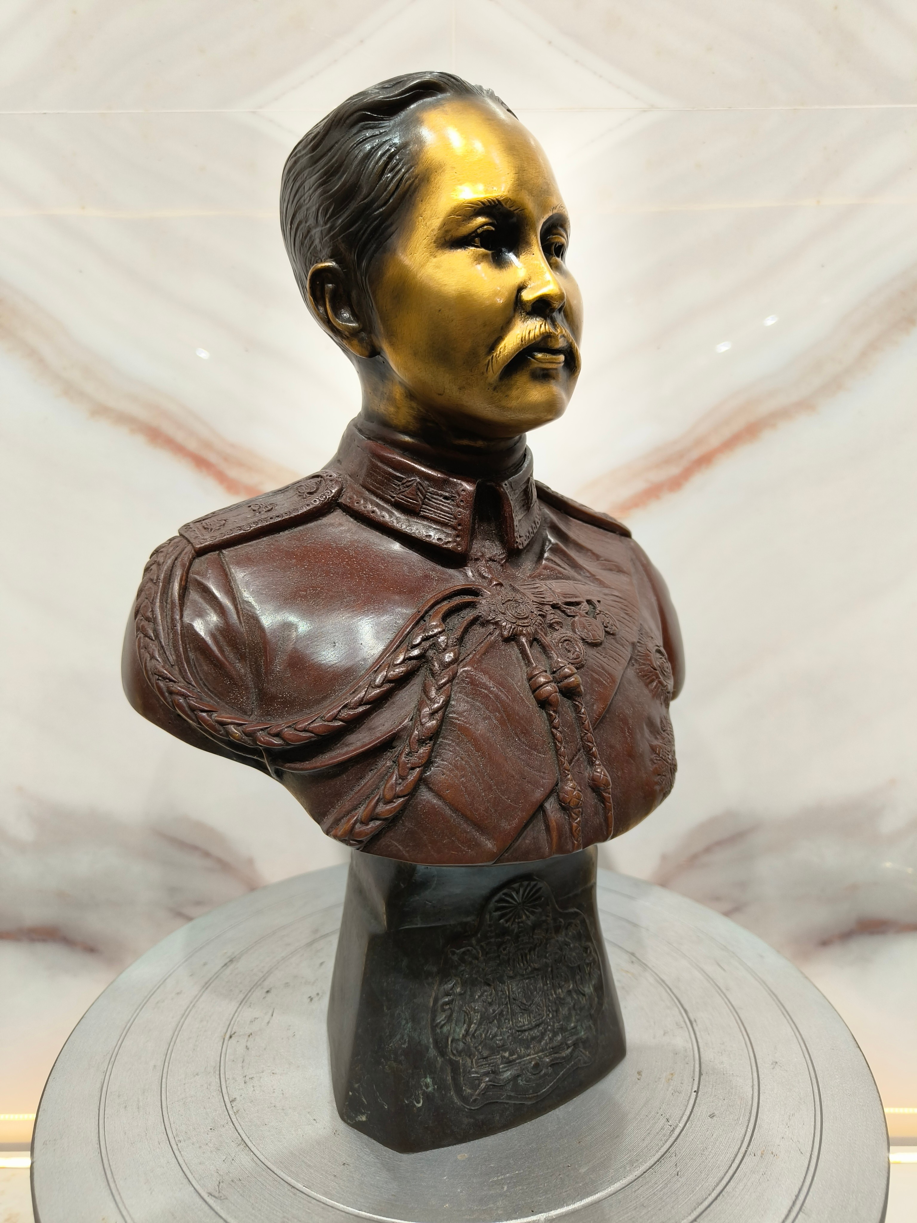 รูปหล่อ รัชกาลที่ 5 ร.5 ครึ่งพระองค์ (ตราแผ่นดิน) หน้าตัก 5 นิ้ว