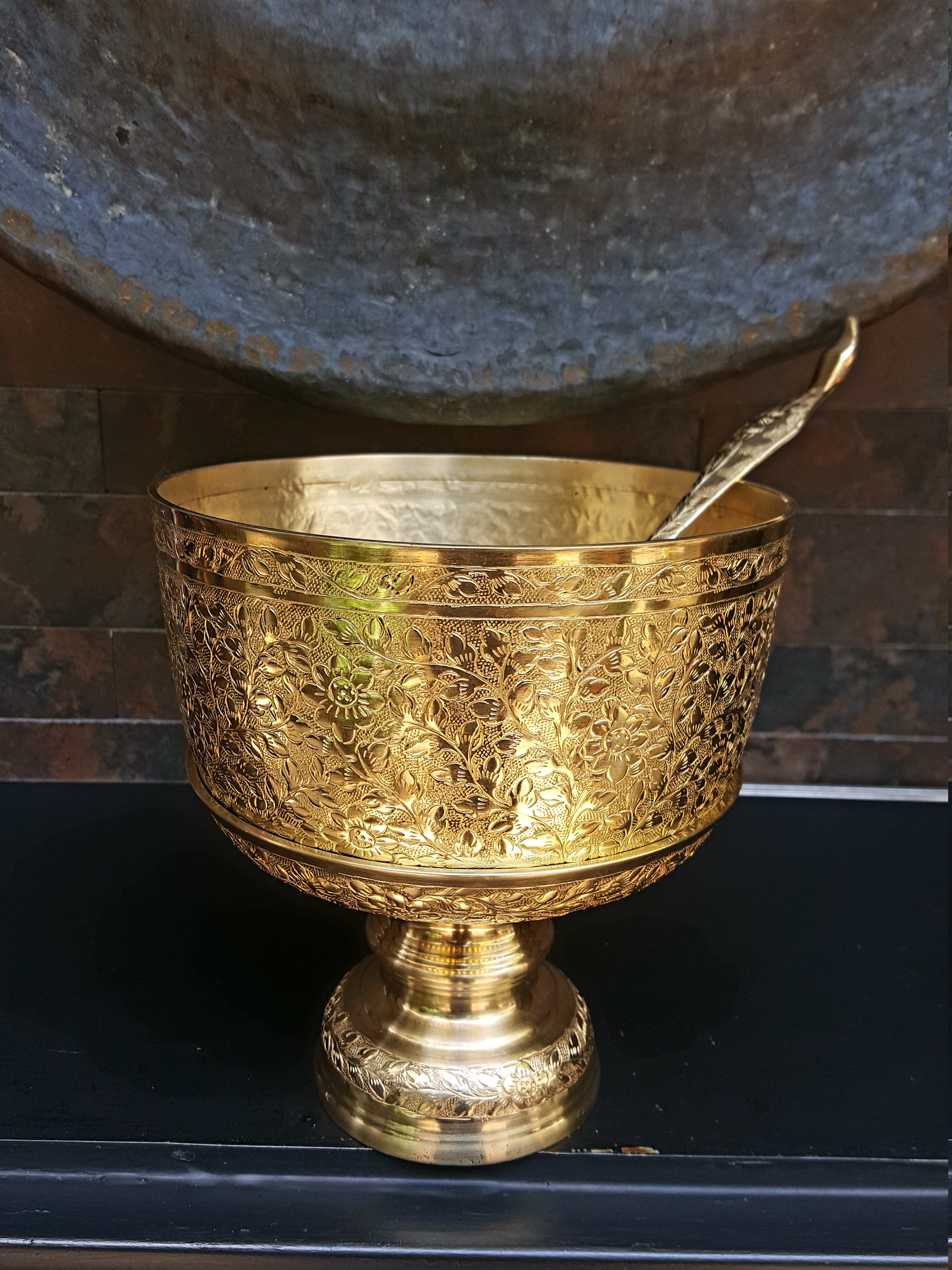 ขันพานรองตักบาตรทองเหลืองแกะลายพร้อมทัพพี สมัยอยุธยา ขนาด 5,6,7,8,9,10,12 นิ้ว เครื่องทองเหลือง