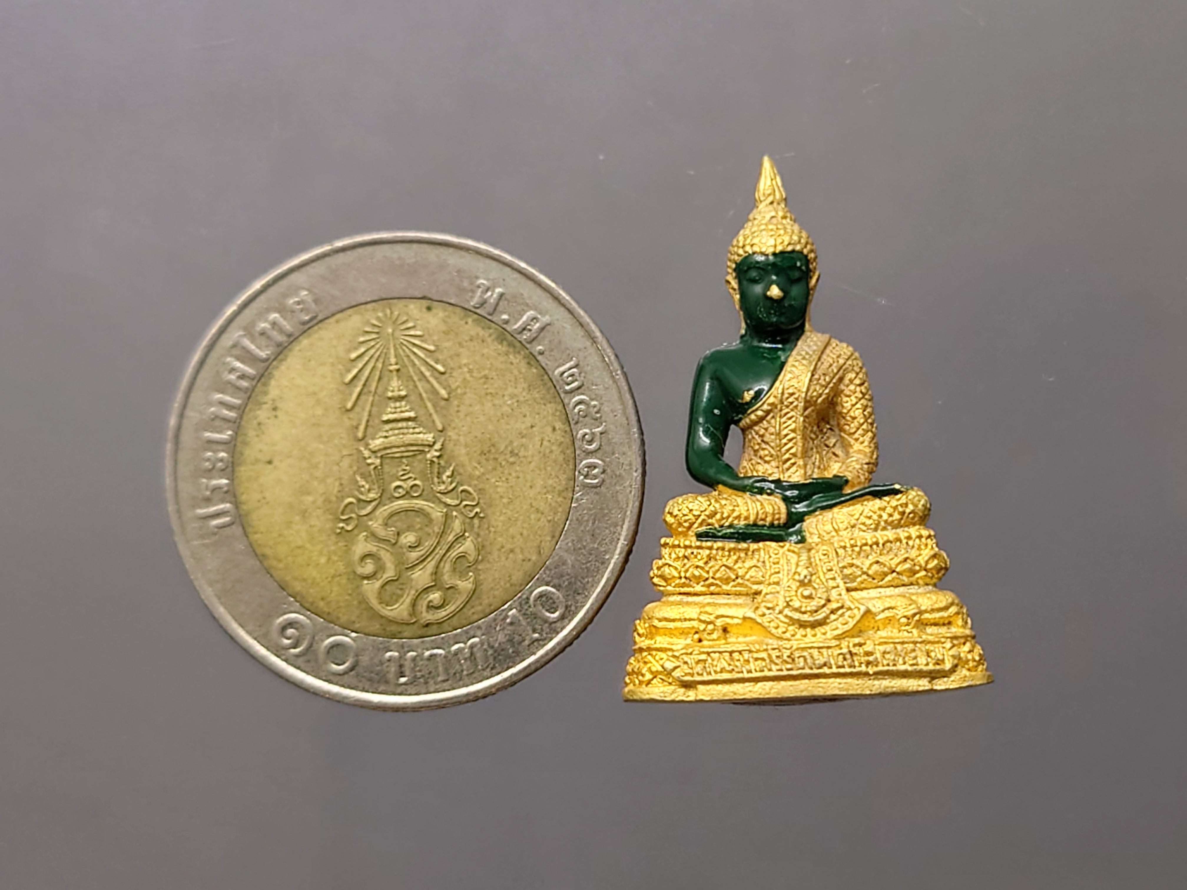 พระแก้วมรกต ทรงเครื่องฤดูฝน เนื้อโลหะเคลือบสีเขียว เครื่องทรงชุบทอง ขนาดสูง 3 เซน สำนักพระราชวัง สร้าง พุทธาภิเษก ณ วัดพระศรีรัตนศาสดาราม พ.ศ.2547