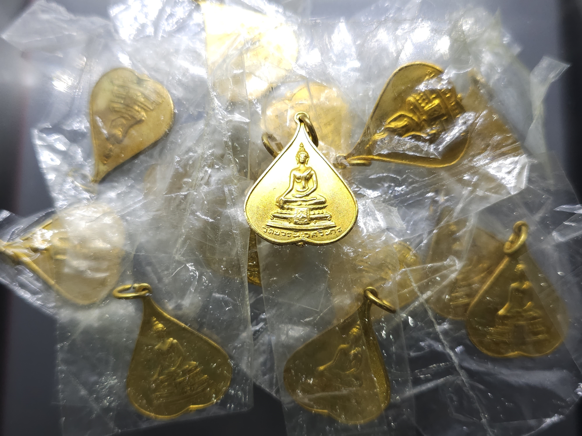 เหรียญใบโพธิ์ พระพุทธชินสีห์ พิมพ์เล็ก กะหลั่ยทอง ที่ระลึกฉลองครบ 5 รอบ สมเด็จฯพระญาณสังวรฯ วัดบวรนิเวศวิหาร ปี2516 สภาพสวย