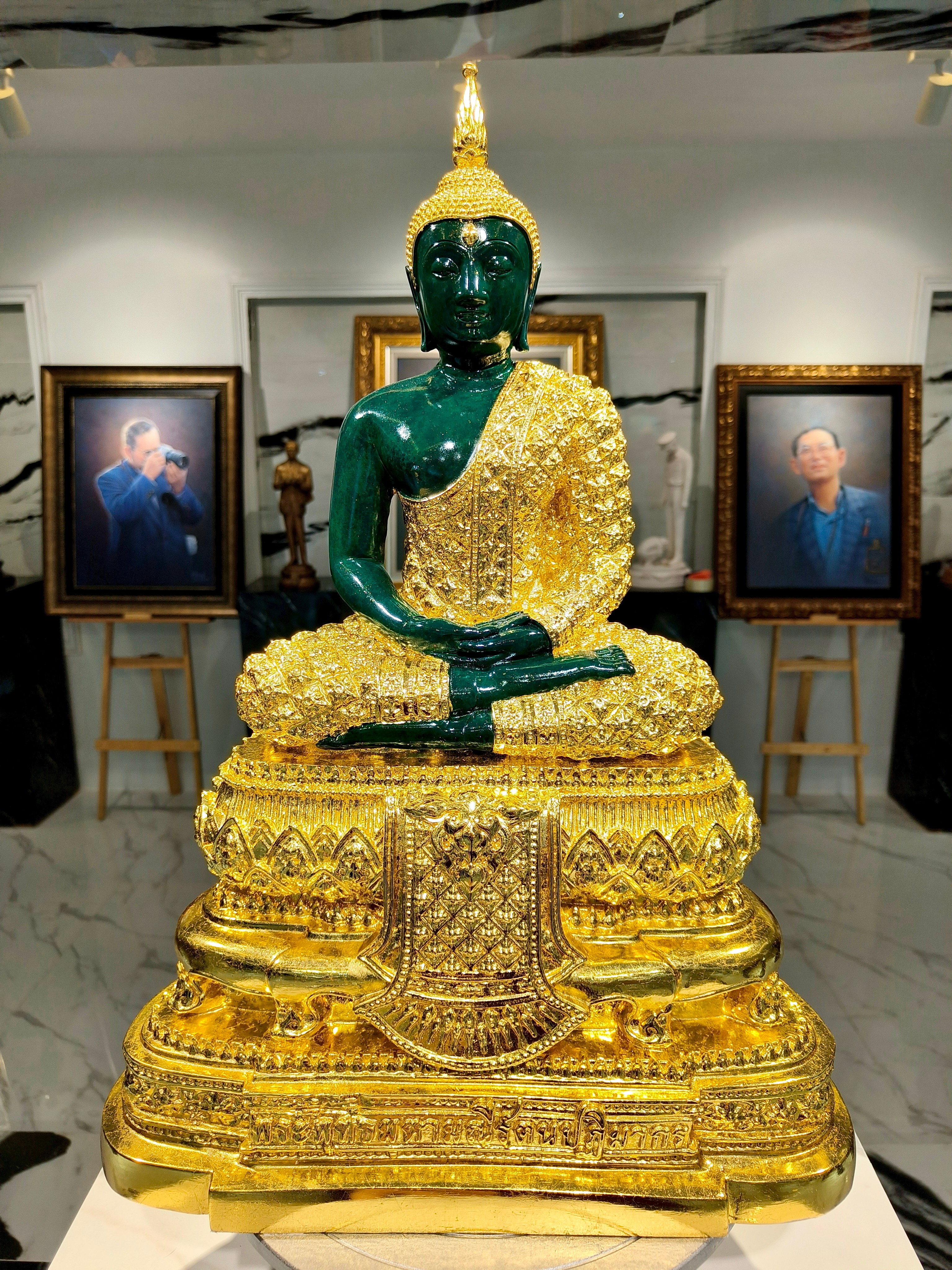 พระพุทธรูป พระแก้วมรกต ทรงเครื่องฤดูฝน หน้าตัก 9 นิ้ว