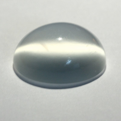 มูนสโตนตาแมว หรือ มุกดาหารตาแมว (Cat's eye Moonstone) 3.94 กะรัต สีขาว รูปไข่