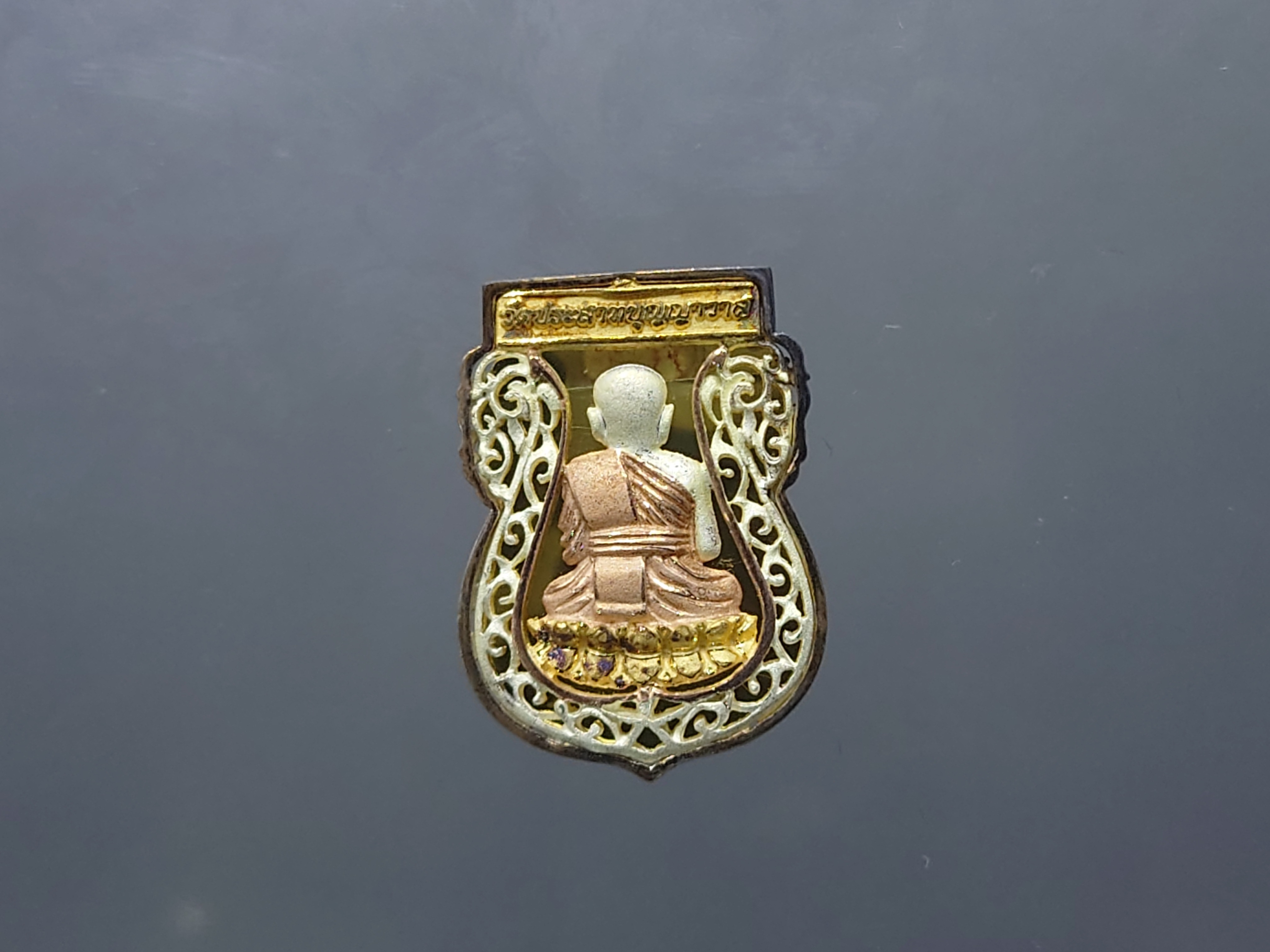 เหรียญหลวงปู่ทวด เนื้อเงิน สามกษัตริย์ รุ่นมงคลบารมี พิมพ์เสมา ขนาดสูง 2.3 ซ.ม.วัดประสาทบุญญาวาส พ.ศ.2545 พร้อมกล่องเดิม