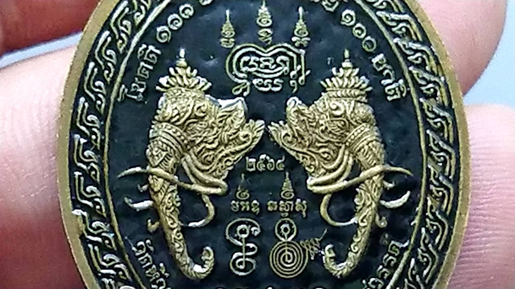 เหรียญรุ่นโชคดี 3 (รุ่นพิเศษ) เนื้อทองทิพย์ซาติน ลงยาพื้นดำ หน้า หลัง ขอบดำ หลวงพ่อพัฒน์ วัดห้วยด้วน โคท 163