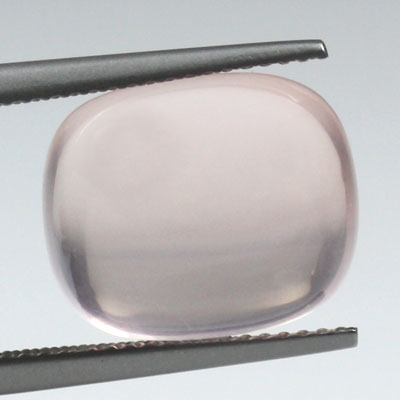 โรสควอตซ์ (Rose Quartz) 9.73 กะรัต รูปคูชั่นหลังเบี้ย สีชมพู