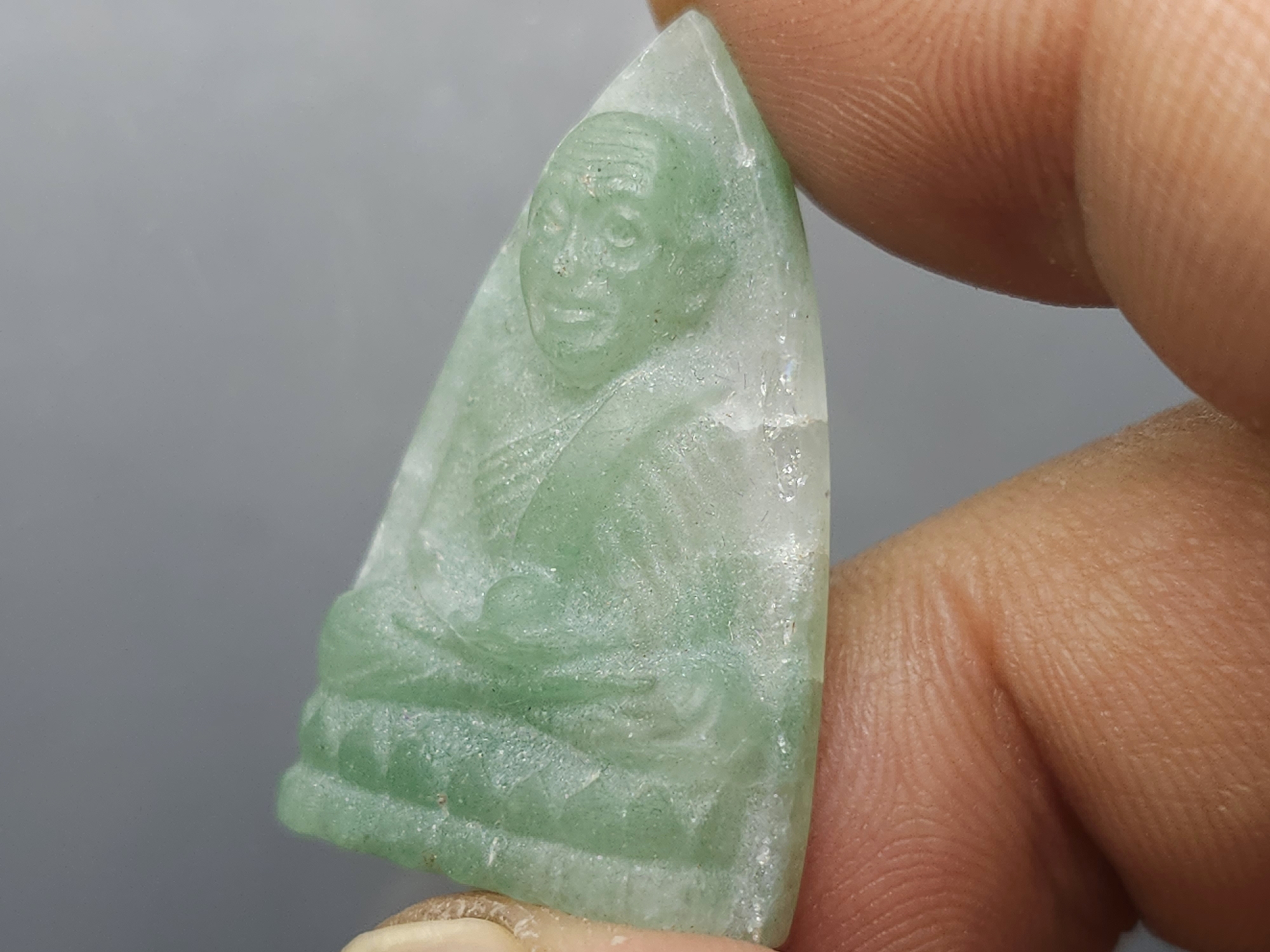 หลวงปู่ทวดหยก เนื้อหยก หลังฝังหมุดทองคำแท้ พิมพ์เตารีด ขนาดสูง 3.5 เซน วัดพะโคะ สมาคมชาวเพชรบุรีสร้าง ปี2543 พร้อมกล่องเดิม