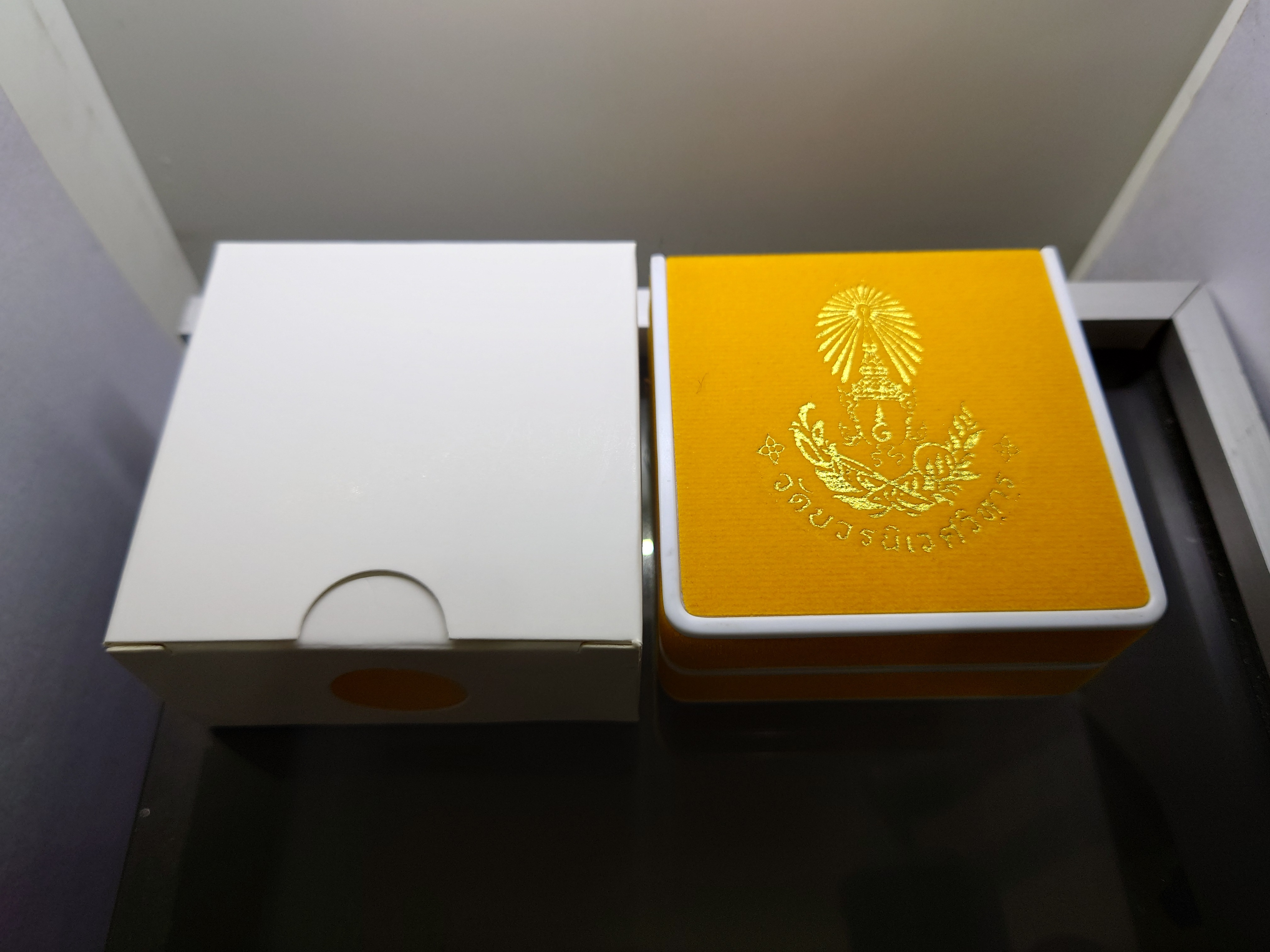 พระกริ่งพุทโธ ภ.ป.ร.เนื้อสัมฤทธิ์ ฐานเงินแท้ ขนาดสูง 3.8 ซ.ม.วัดบวรนิเวศวิหาร ปี2554 พร้อมกล่องเดิม