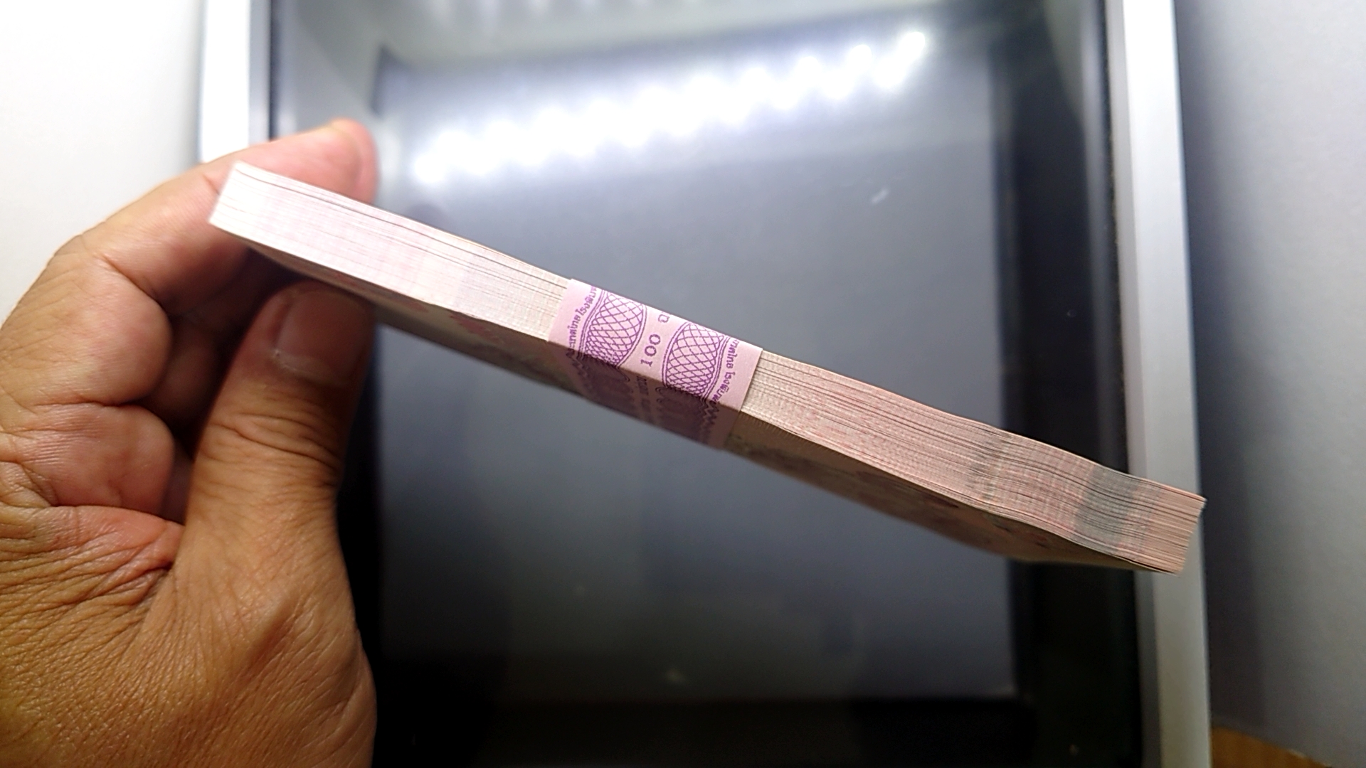 ธนบัตร 100 บาท (ยกแหนบ 100 ใบ เรียงเลข มีเลข 9หน้า 9 หลัง) แบบ 15 รุ่น 2 (เลิกทาส) ปี2540 ไม่ผ่านใช้ สภาพสวย