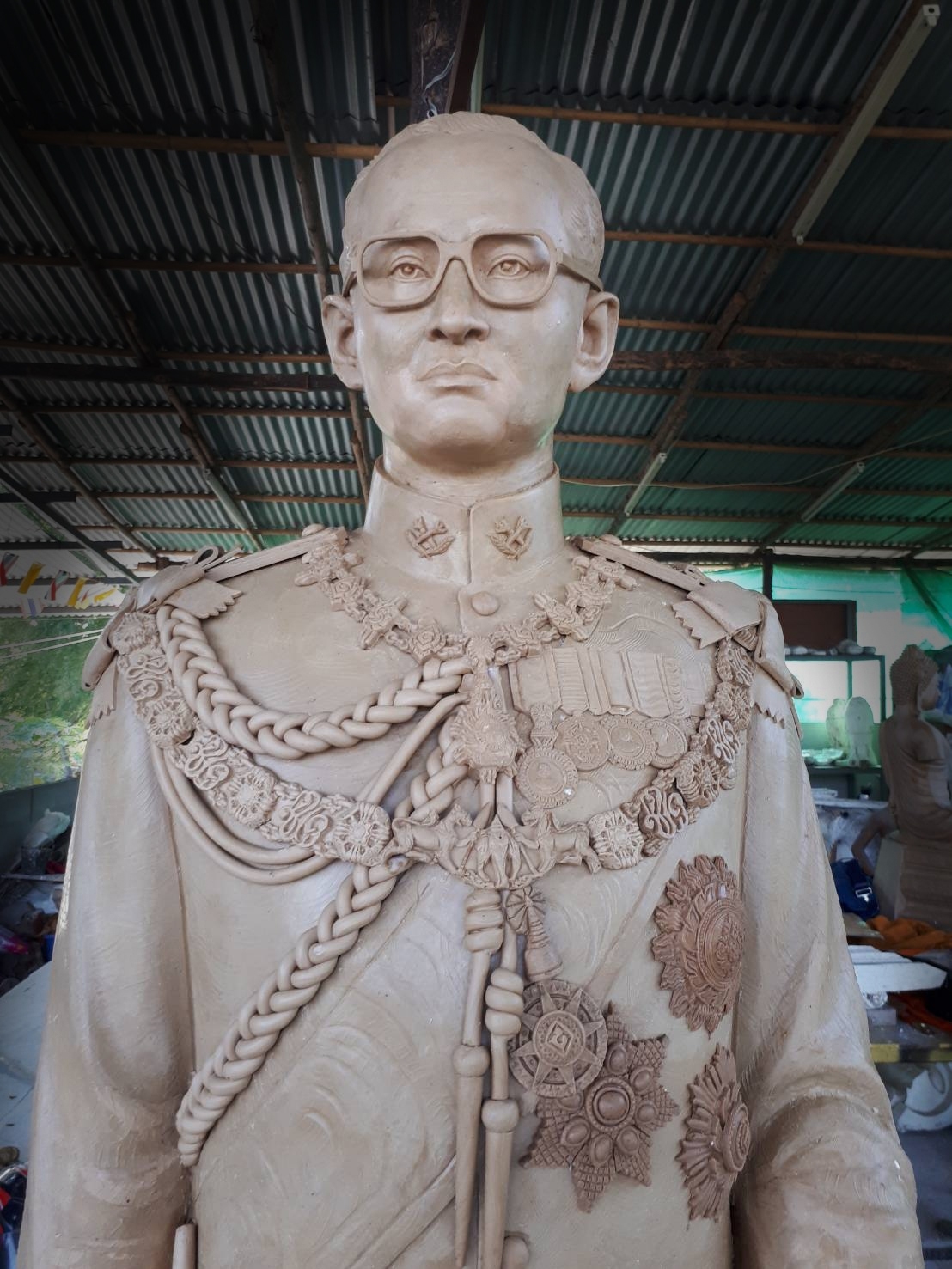 พระบรมรูปหล่อรัชกาลที่ 9 เต็มองค์ (ขนาดเท่าจริง)