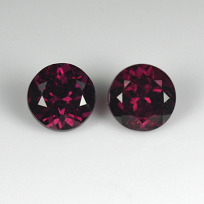 โกเมนสีม่วงเเดงหรือโรโดไลท์ (Rhodolite Garnet) น้ำหนักรวม 1.48 กะรัต ม่วงเเดงเข้ม เป็นคู่