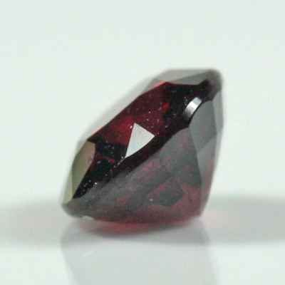โกเมนสีม่วงแดงหรือโรโดไลท์ (Rhodolite Garnet) 1.81 กะรัต รูปร่างไข่