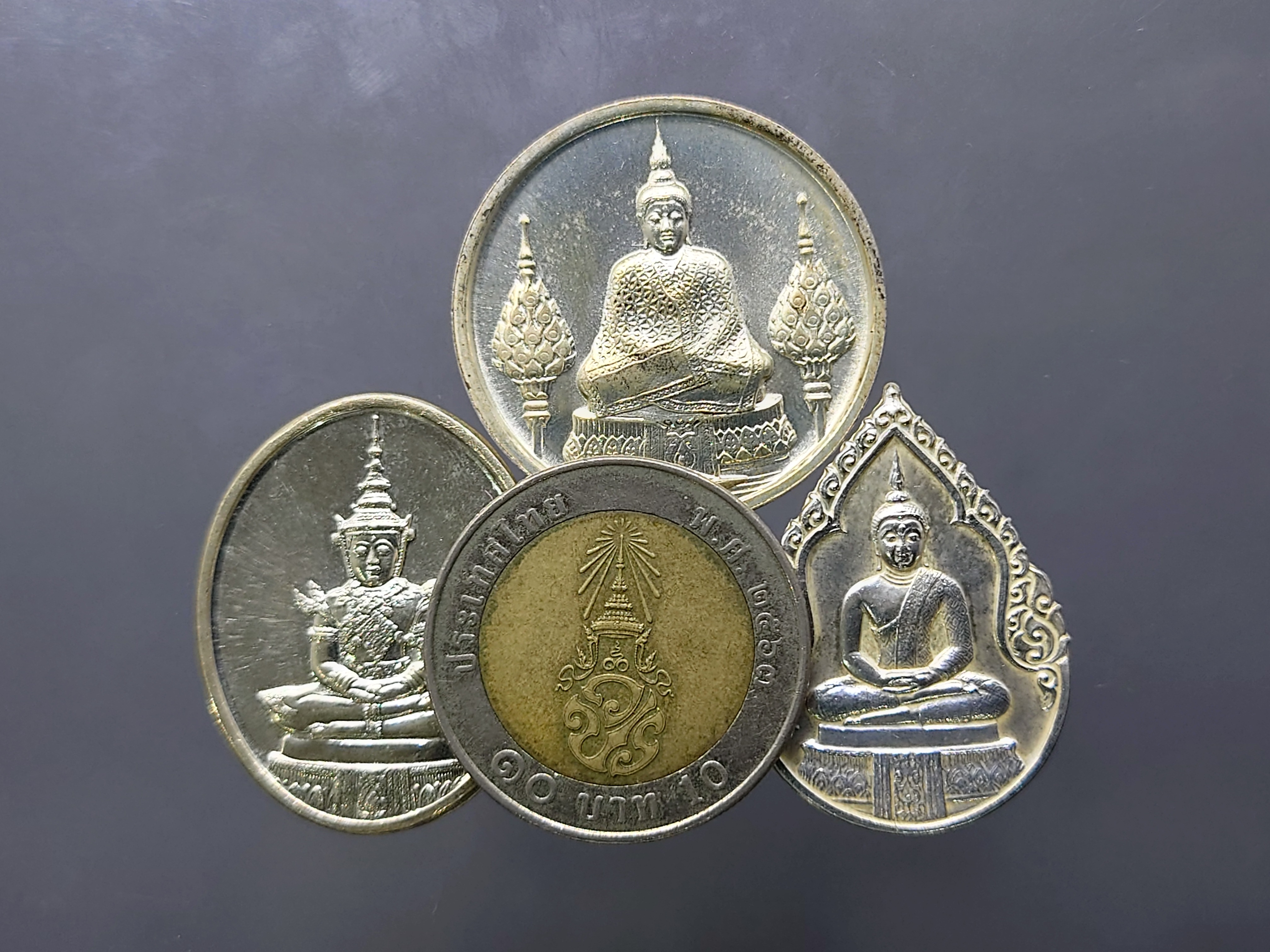 พระแก้วมรกต ภปร เนื้อเงิน (ชุด 3 ฤดู) ฉลองวัดพระศรืๆ (ด้านหลังมีราชศรัทธา) ปี2525 พร้อมกล่องแยกเดิมๆ