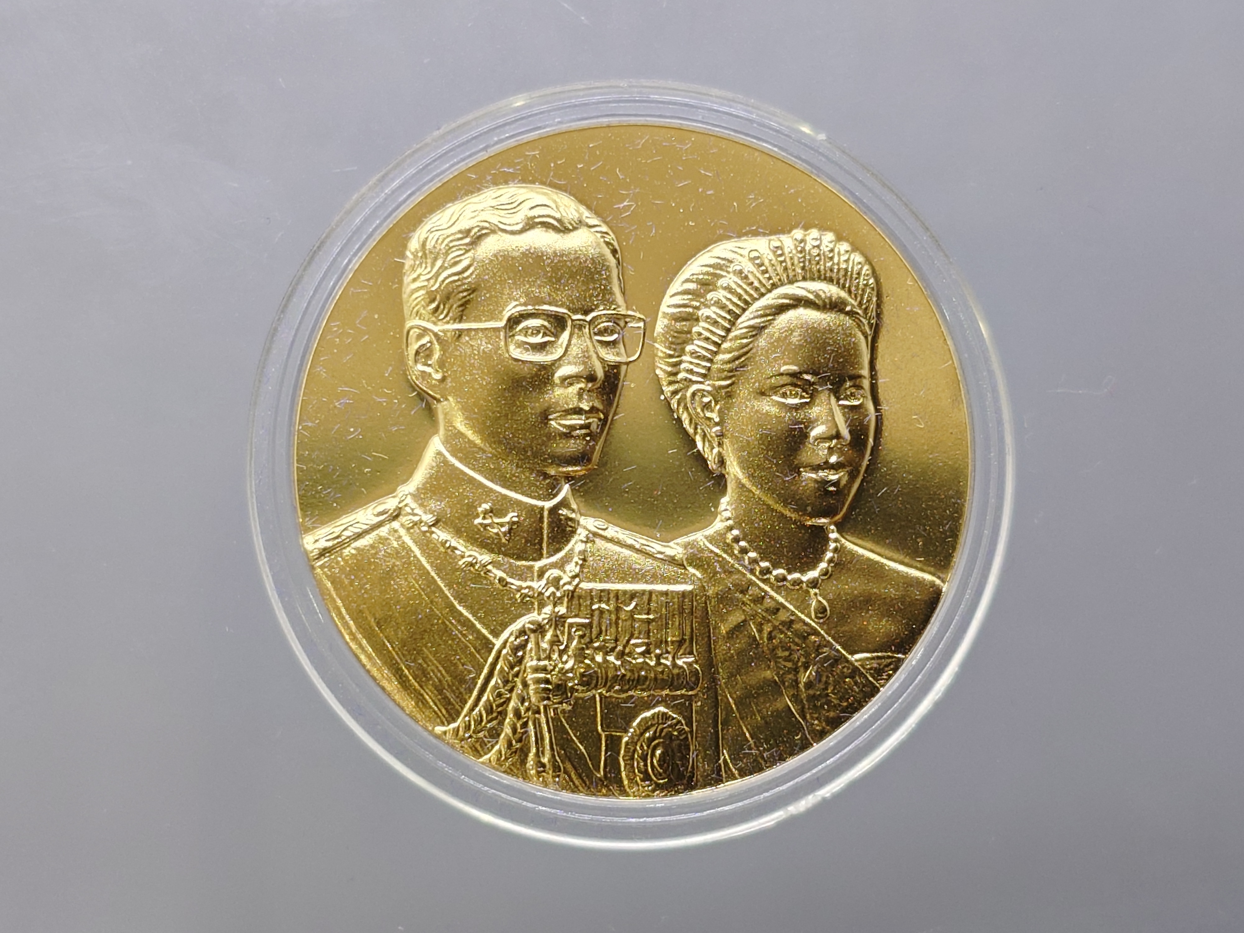 เหรียญพระราชทาน เงินกะไหล่ทอง ขนาด 3 เซน ทรงกลม (แจกเฉพาะข้าราชการ ใกล้ชิดพระองค์) พร้อมกล่องเดิม สปริงชำรุด
