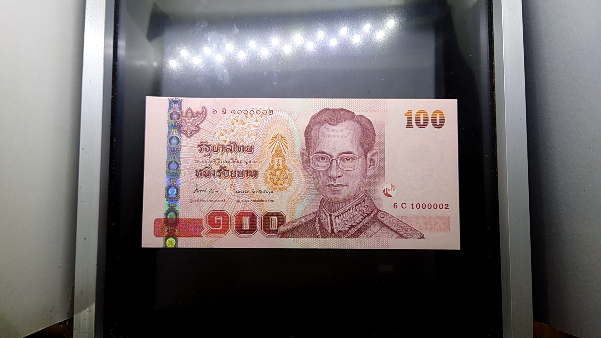 ธนบัตร 100 บาท แบบ 15 รุ่น 2 (เลิกทาส) เลขสวย หลัง พ.ศ.2548 ไม่ผ่านใช้