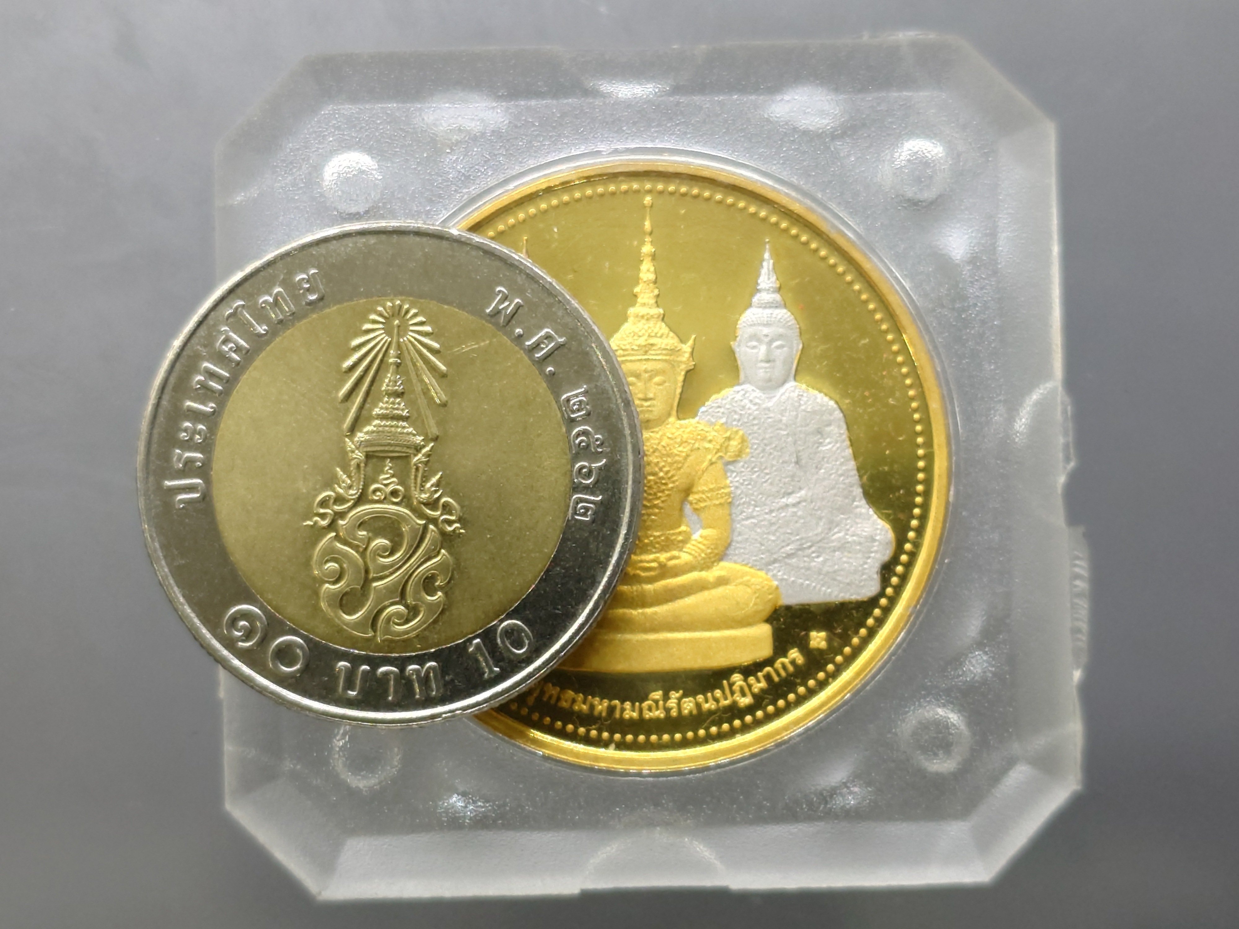 พระแก้วมรกตเครื่องทรง 3 ฤดู พระจอมเกล้าพระนครเหนือ เนื้อสามกษัตริย์ ขนาด 3.2 ซ.ม. 2538 ตลับเดิม หายาก