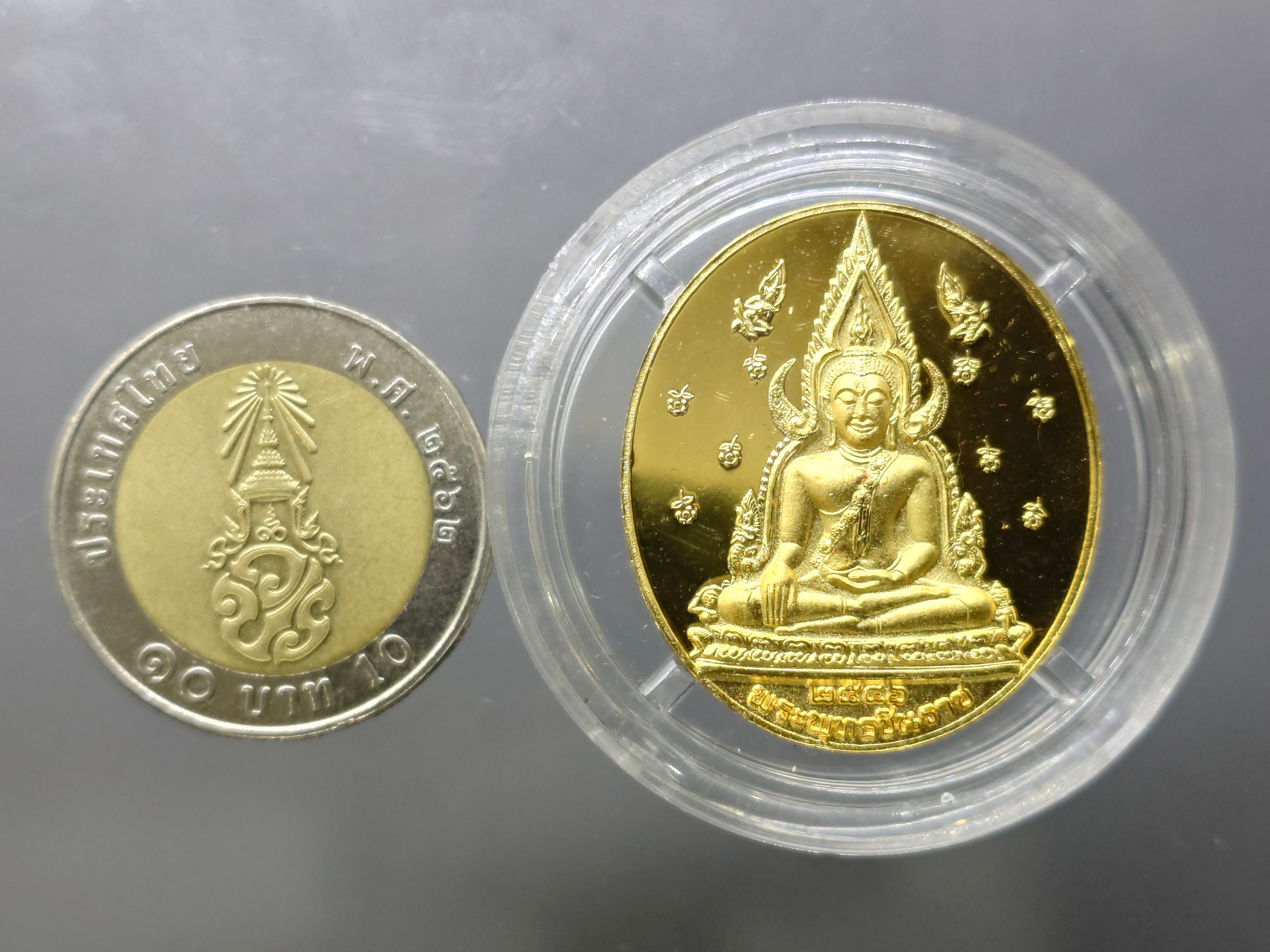 พระพุทธชินราช หลังพระนามาภิไธย สธ 48 พรรษา พระเทพฯ เนื้อกาหลั่ยทองขัดเงา พิมพ์ใหญ่ ขนาด 3 เซน พ.ศ.2546 พร้อมกล่องเดิม