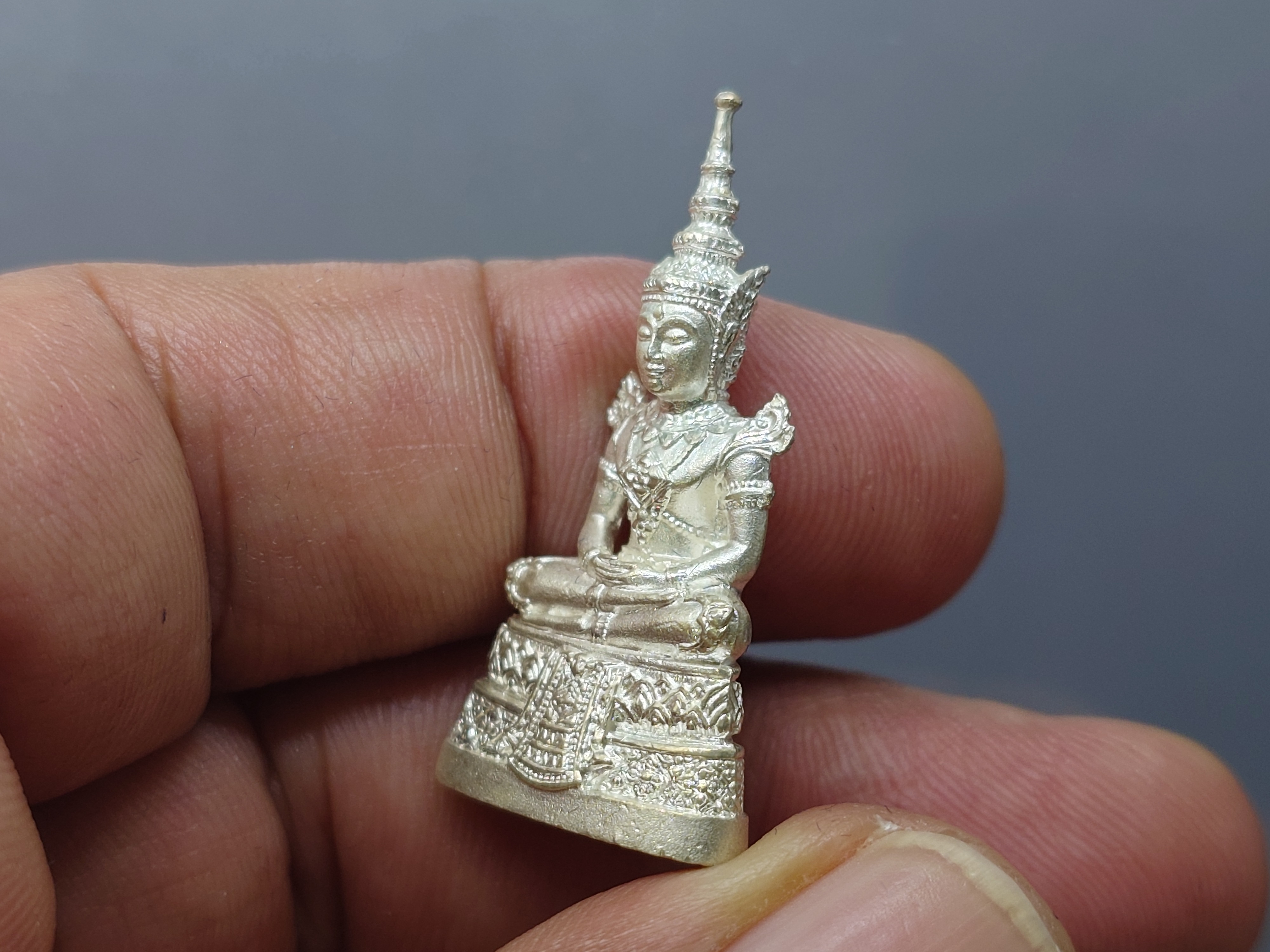 พระแก้วมรกต (พระพุทธมหามณีรัตนปฏิมากร) กรมสรรพสามิต ครบรอบ 64 ปี เนื้อเงินพ่นทราย พ.ศ.2539 พร้อมกล่องเดิม