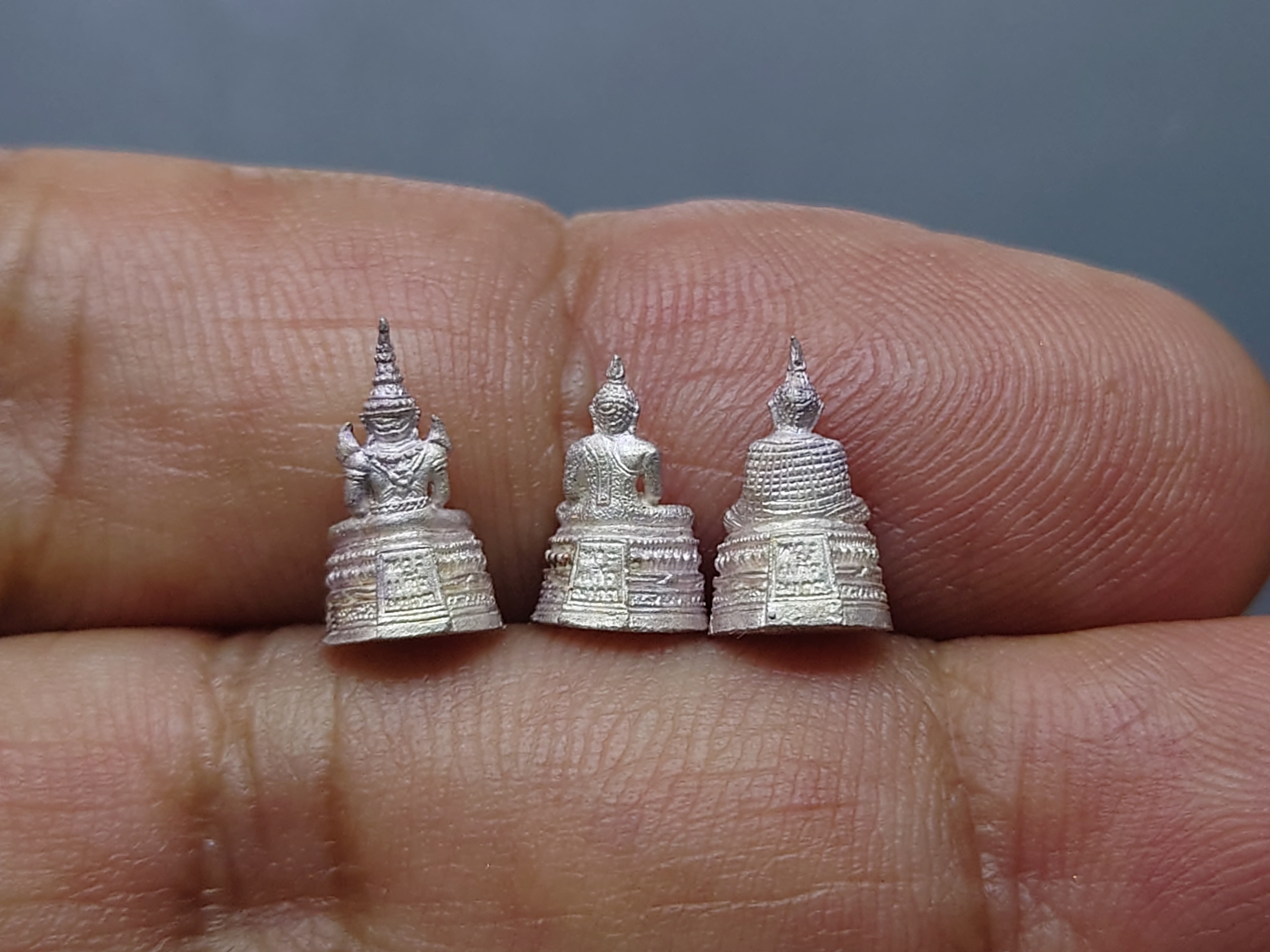 พระแก้วมรกต 3 ฤดู เนื้อเงิน รุ่น 23 ตุลามหามงคล 7 รอบ หลวงพ่อเกษม เขมโก ปลุกเสก สำนักสุสานไตรลักษณ์ ลำปาง ปี2538 พร้อมกล่องเดิม