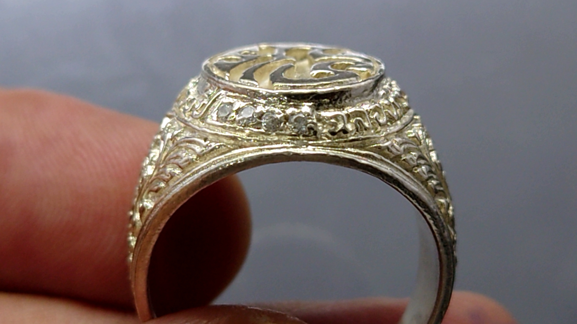 แหวนมหามงคล เนื้อเงิน ชุดเราเทิดทูลองค์เหนือหัว ในวโรกาสครองราช 60 ปี 2549