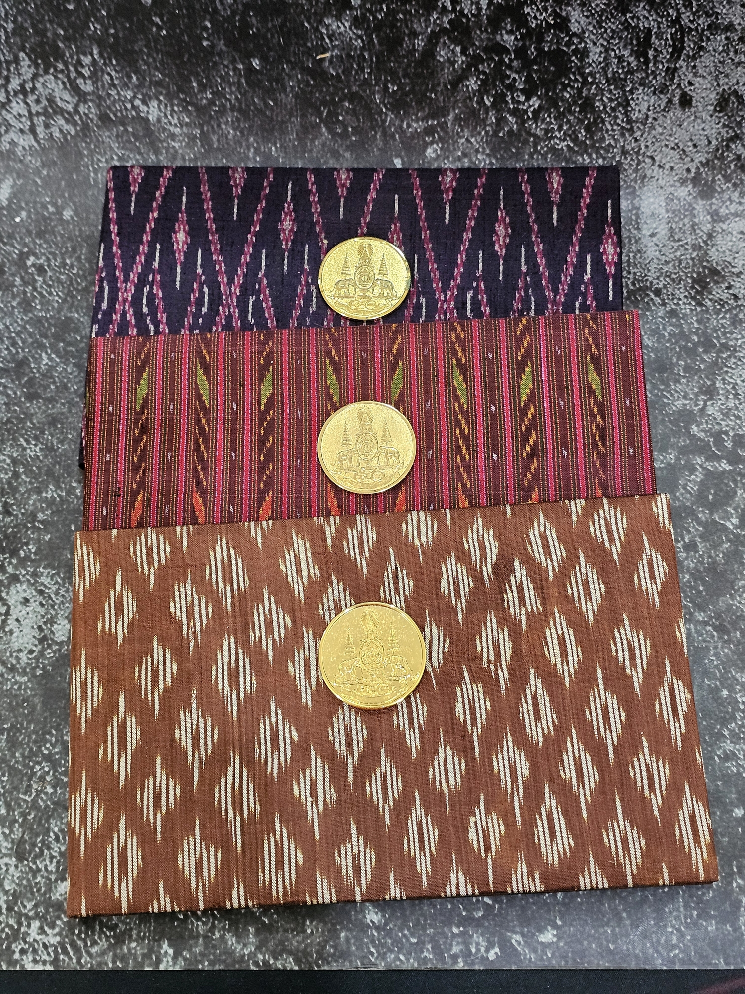 ธนบัตรที่ระลึก 500 บาท แบบพิเศษ ฉลองสิริราชสมบัติครบ 50 ปี พร้อมปกผ้าใหม และกล่อง (ไม่มีซองขาวและหนังสือ)