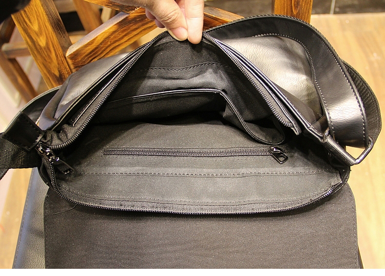 กระเป๋าสะพายข้างผู้ชาย รหัส A004