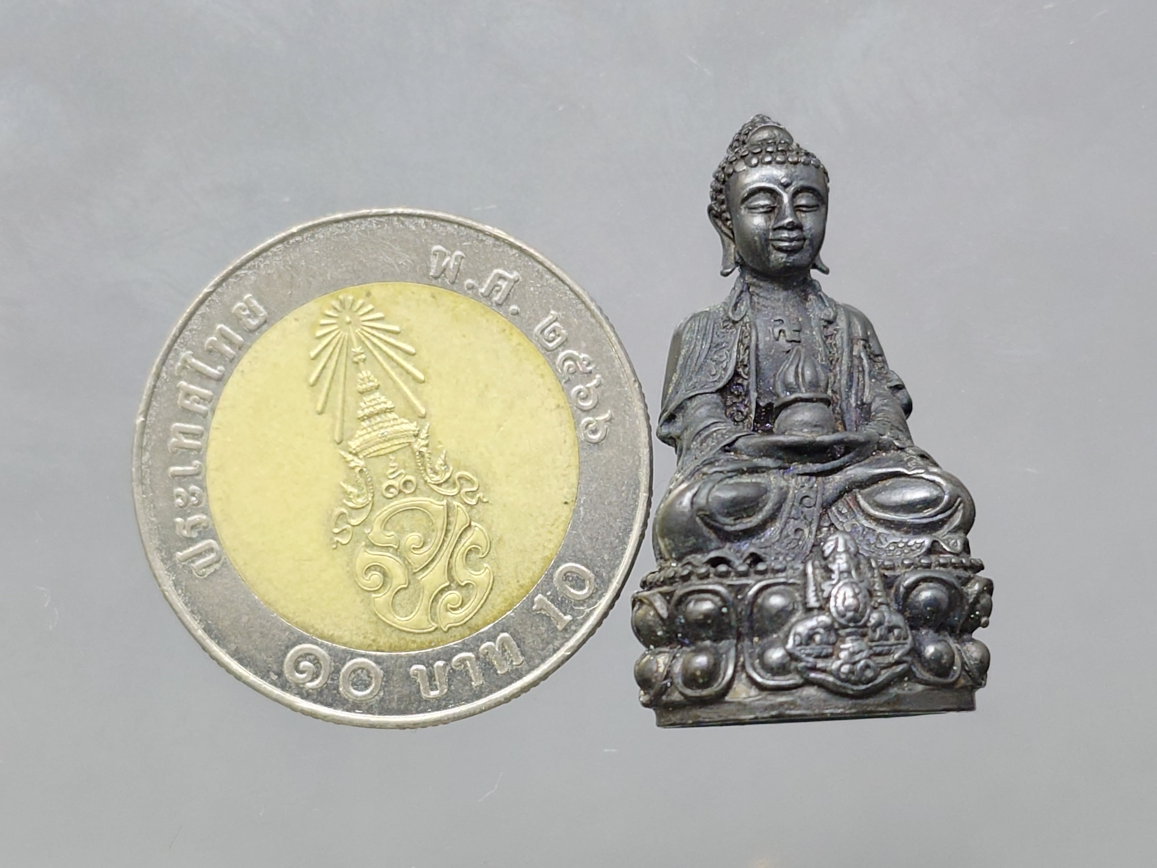 พระกริ่งยูไลฮุก โครงการพัฒนาบูรณะพระอุโบสถ วัดแก้วแจ่มฟ้า เนื้อนวะโลหะพิเศษผสมทองคำ (แจกเฉพาะกรรมการ) สร้างเนื่องในวาระ พระบาทสมเด็จพระเจ้าอยู่หัว ทรงครองสิริราชสมบัติครบ 50 ปี พ.ศ.2539 พร้อมกล่องเดิม