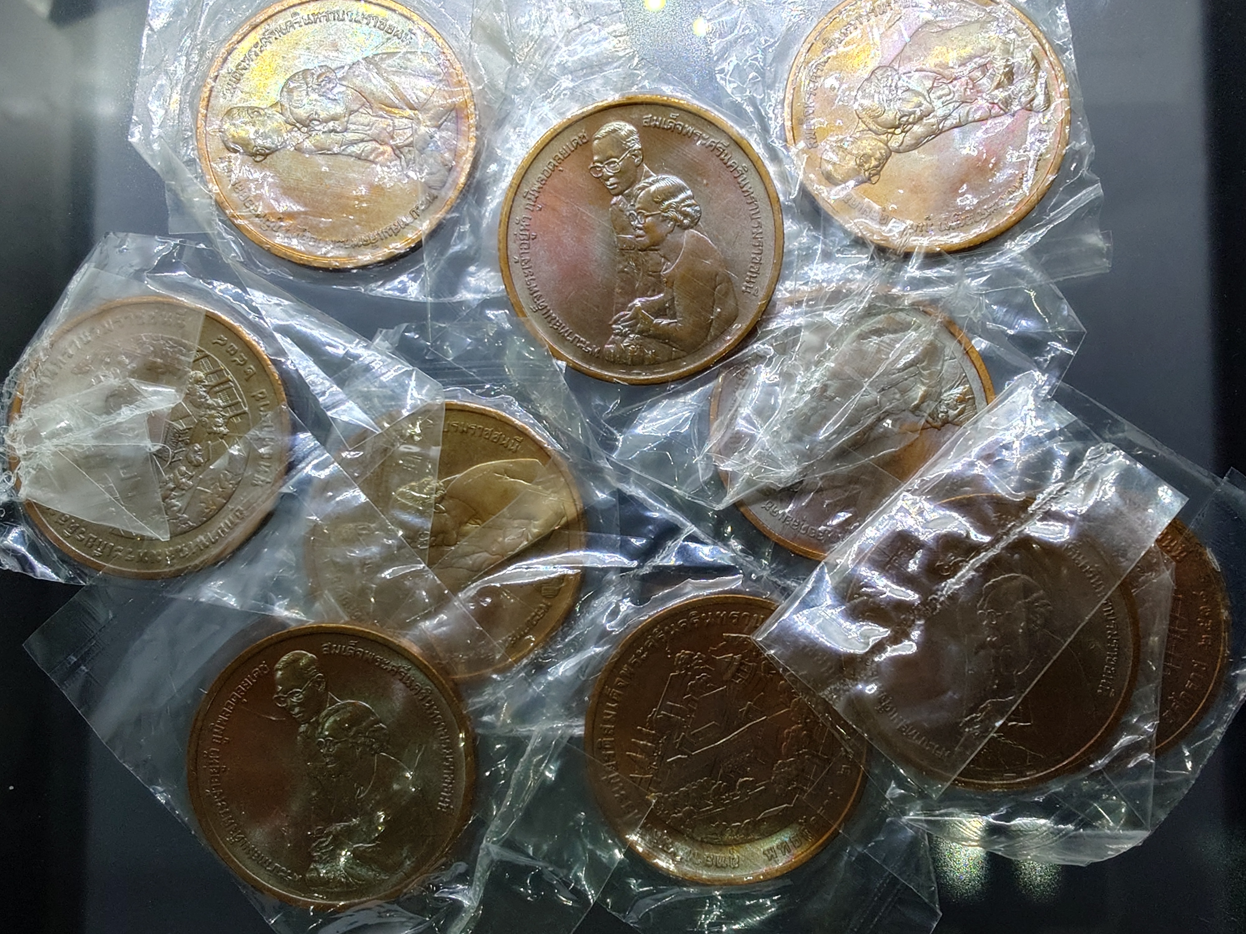 เหรียญในหลวง สมเด็จย่า ที่ระลึกจัดสร้างอุทยานเฉลิมพระเกียรติสมเด็จย่า เนื้อทองแดง ปี2538 ซองเดิม