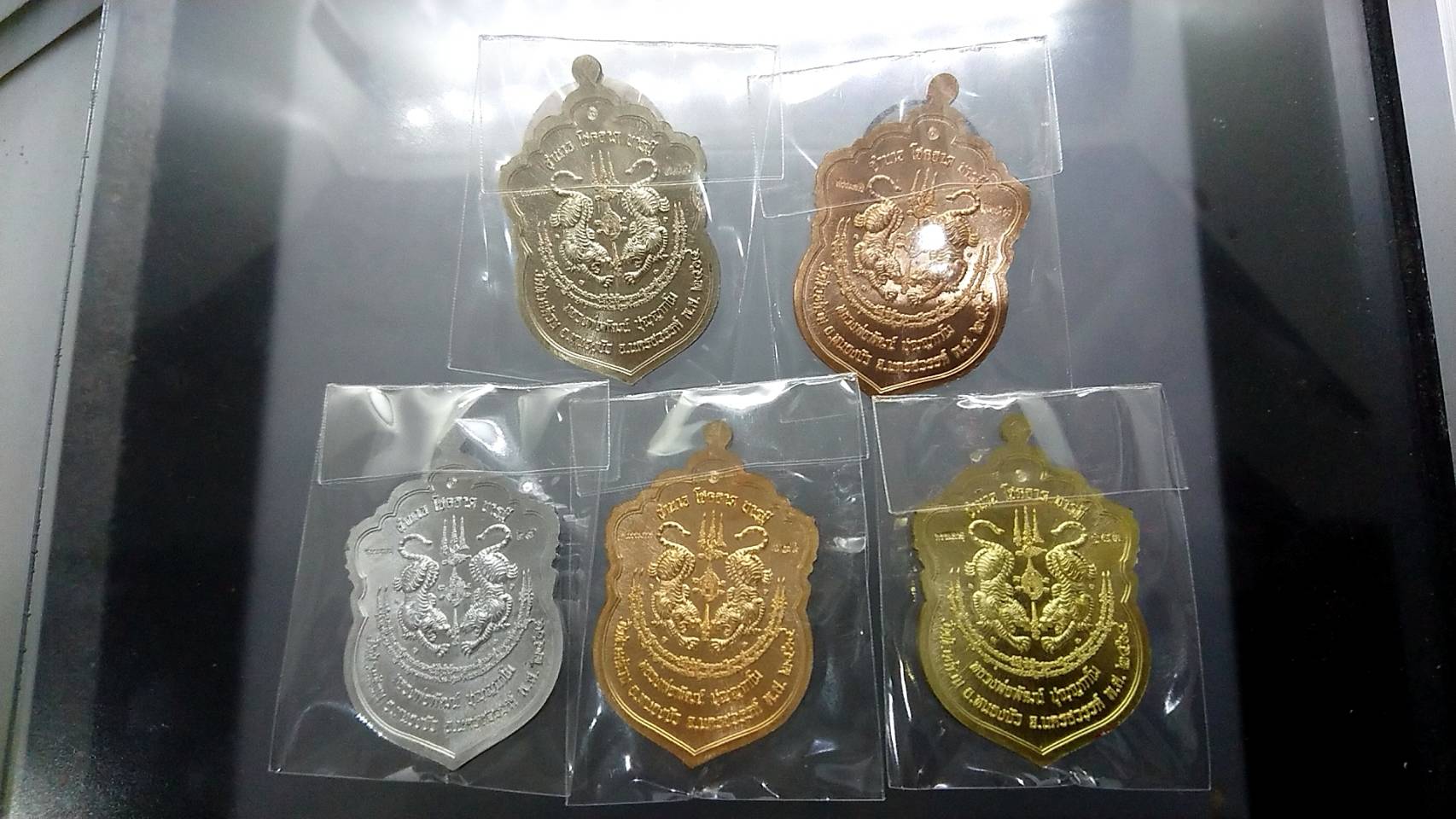 เหรียญเสมาเสือคาบดาบ 3 ครบชุดกรรมการ หน้ากากเงินลงยาสีธงชาติ 5 เหรียญ 5 เนื้อ หลังเสือคู่ หลวงพ่อพัฒน์ วัดห้วยด้วน