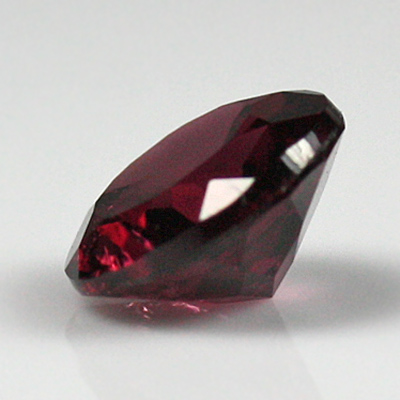 **ขายแล้ว**โกเมนสีม่วงเเดงหรือโรโดไลท์ (Rhodolite Garnet) 0.99 กะรัต ม่วงเเดงเข้ม