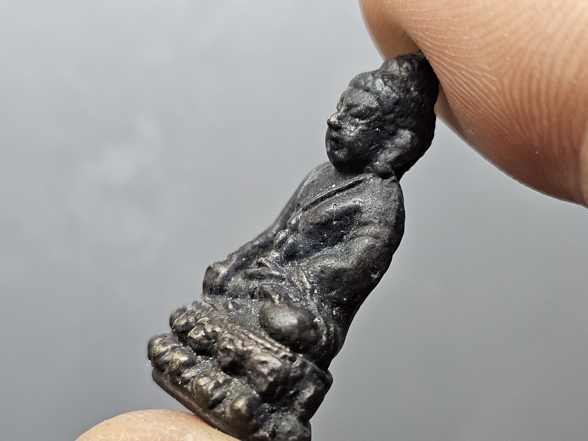 พระกริ่งเล็กวัดสุทัศน์ มูลนิธิอัฏฐมราชานุสรณ์ หลวงปู่โต๊ะร่วมปลุกเสก จัดสร้างโดย สมเด็จพุฒาจารย์ (เสงี่ยม) วัดสุทัศน์เทพวราราม เนื้อทองเหลืองรมดำ ปี2516 พร้อมกล่องเดิม