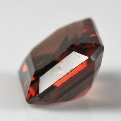 **ขายแล้ว**สปิเนลสีส้มแดง (Spinel) 1.36 กะรัต รูปเหลี่ยมมรกต รูปร่างดี