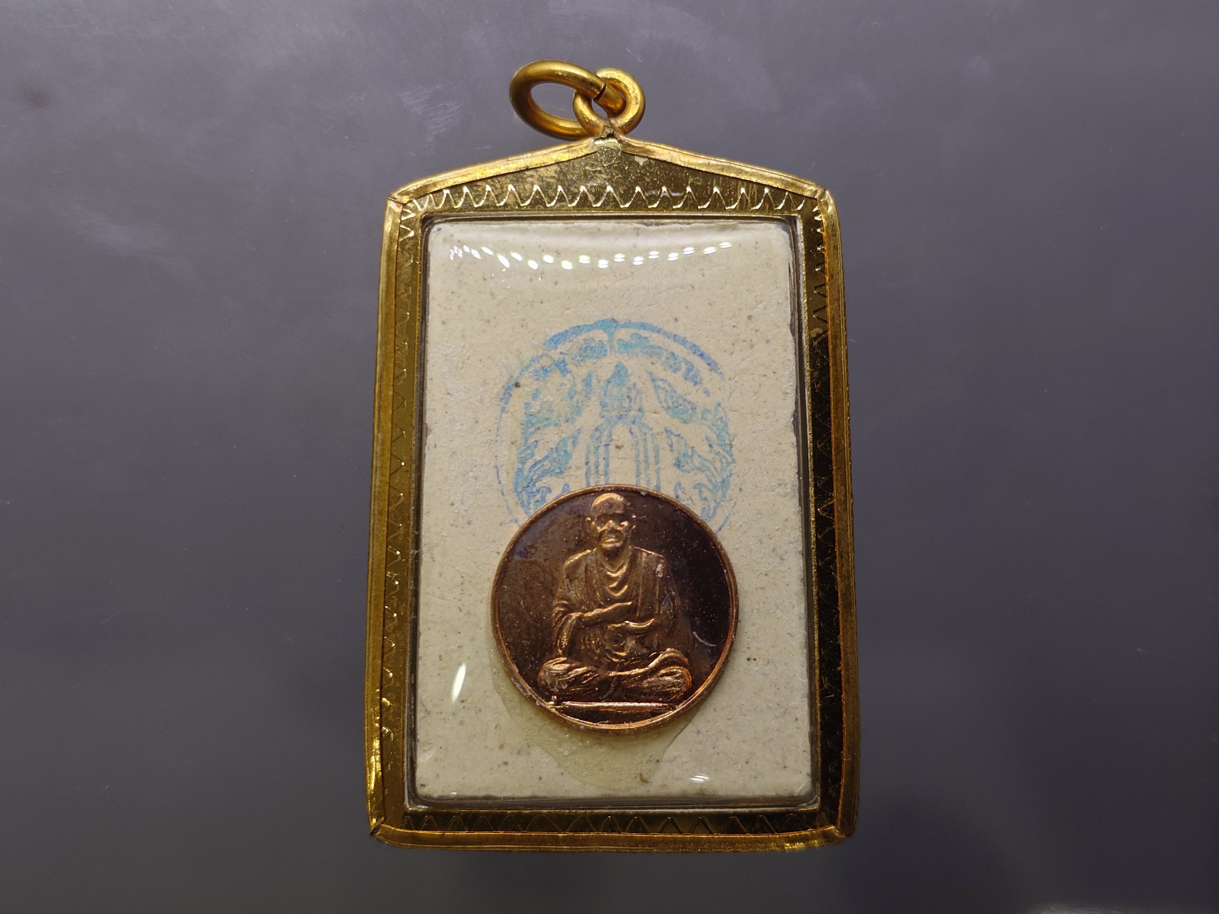 พระสมเด็จวัดระฆัง เนื้อผงผสมผงเก่า พิมพ์พุทธซ้อน รุ่นย้อนยุค 108 ปี (คณะ 9) วัดระฆังโฆสิตารามฯ พร้อมเลี่ยมกรอบไมคอน ปี2556 พร้อมกล่องเดิม