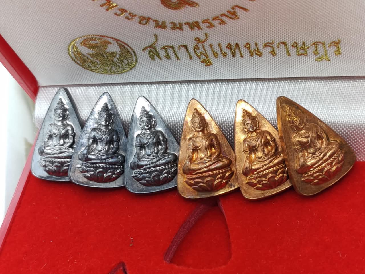 สมเด็จนางพญา (ชุด 6 เหรียญ) ที่ระลึกเฉลิมพระชนมพรรษา 6 รอบ ราชินีนาถ หลัง สก.สภาผู้แทนราษฎร จัดสร้าง ปี 2547 พร้อมกล่องเดิม