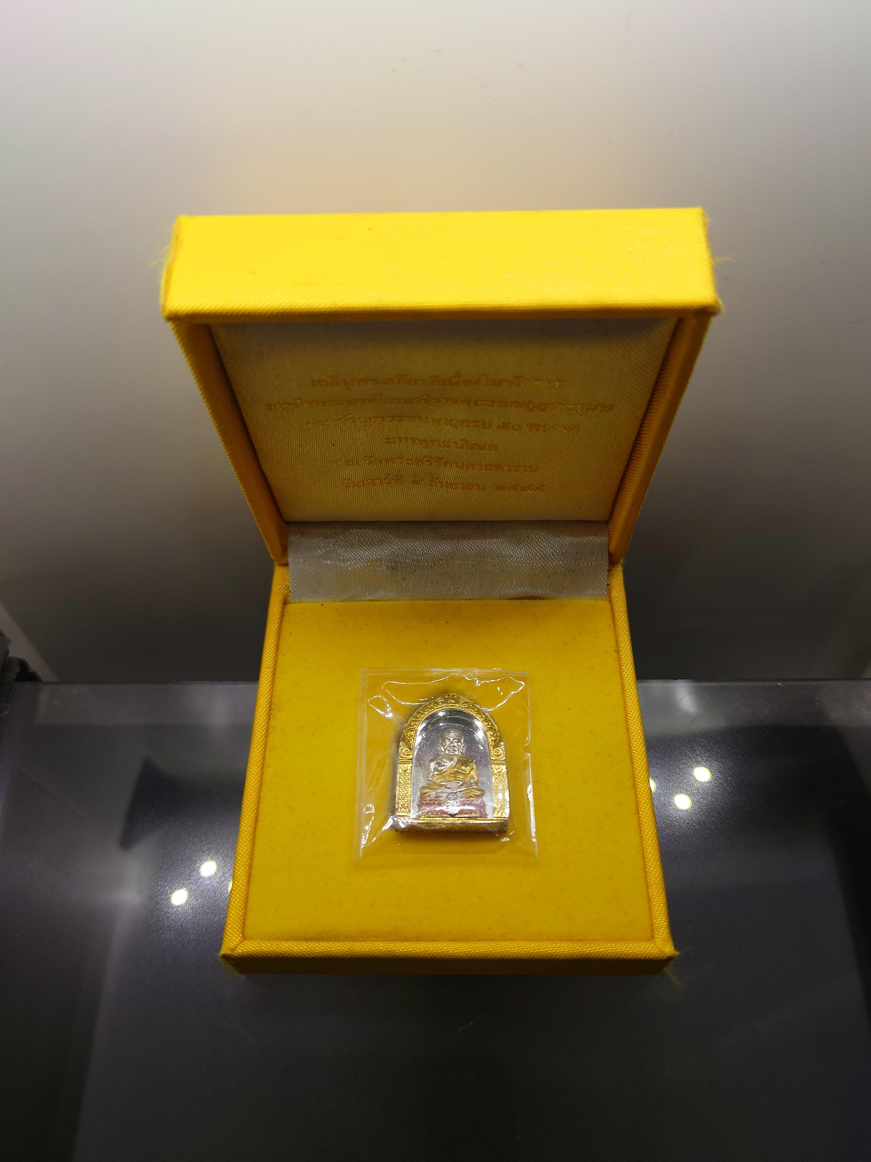 หลวงปู่ทวด เนื้อเงิน สามกษัตริย์ หลัง ม.ว.ก.ที่ระลึกเฉลิมพระเกียรติ 50 พรรษา พระบรมโอรสาธิราชๆ พุทธาภิเษก ณ วัดพระศรีๆ 2544 พร้อมกล่องเดิม