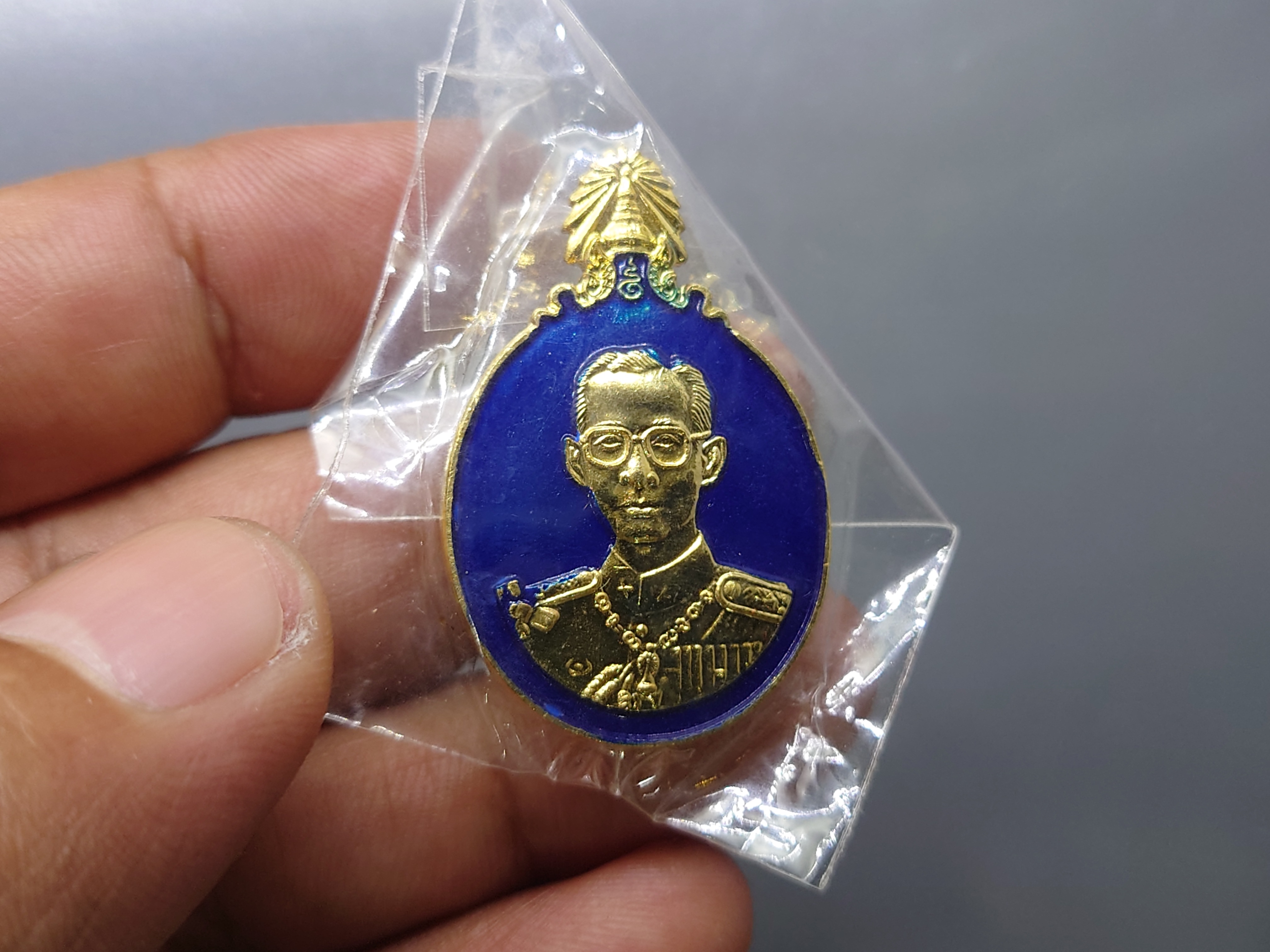 เข็มกลัด 5 ธันวามหาราช ครั้งที่ 24 กาหลั่ยทอง ลงยา พ.ศ.2543 ซีลเดิม