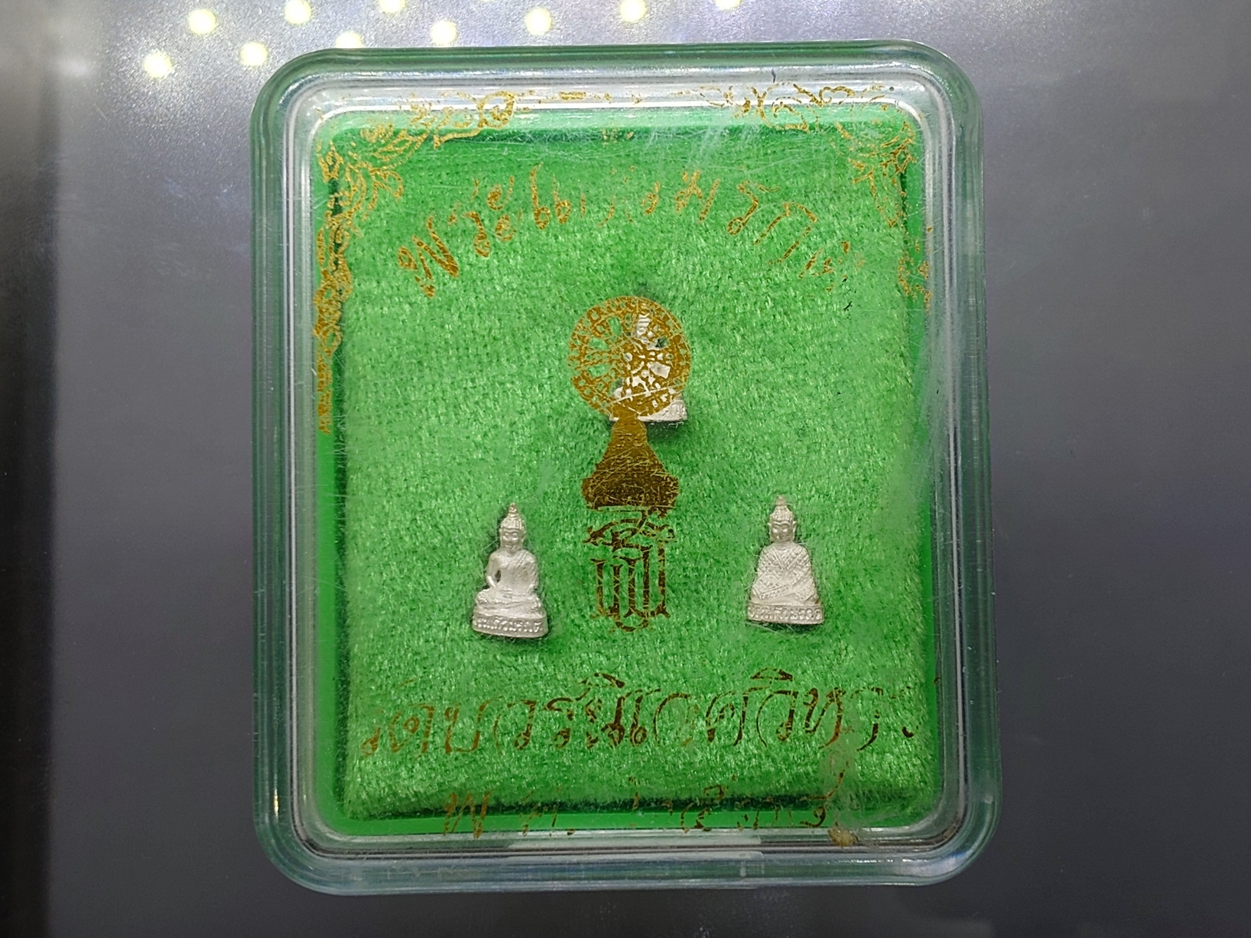 พระแก้วมรกต 3 ฤดู สธ.ลอยองค์ เนื้อเงินพ่นทราย พิมพ์จิ๋ว สมเด็จพระเทพฯจัดสร้าง วัดบวรนิเวศวิหาร ปี 2538 พร้อมกล่องเดิม รับประกันแท้