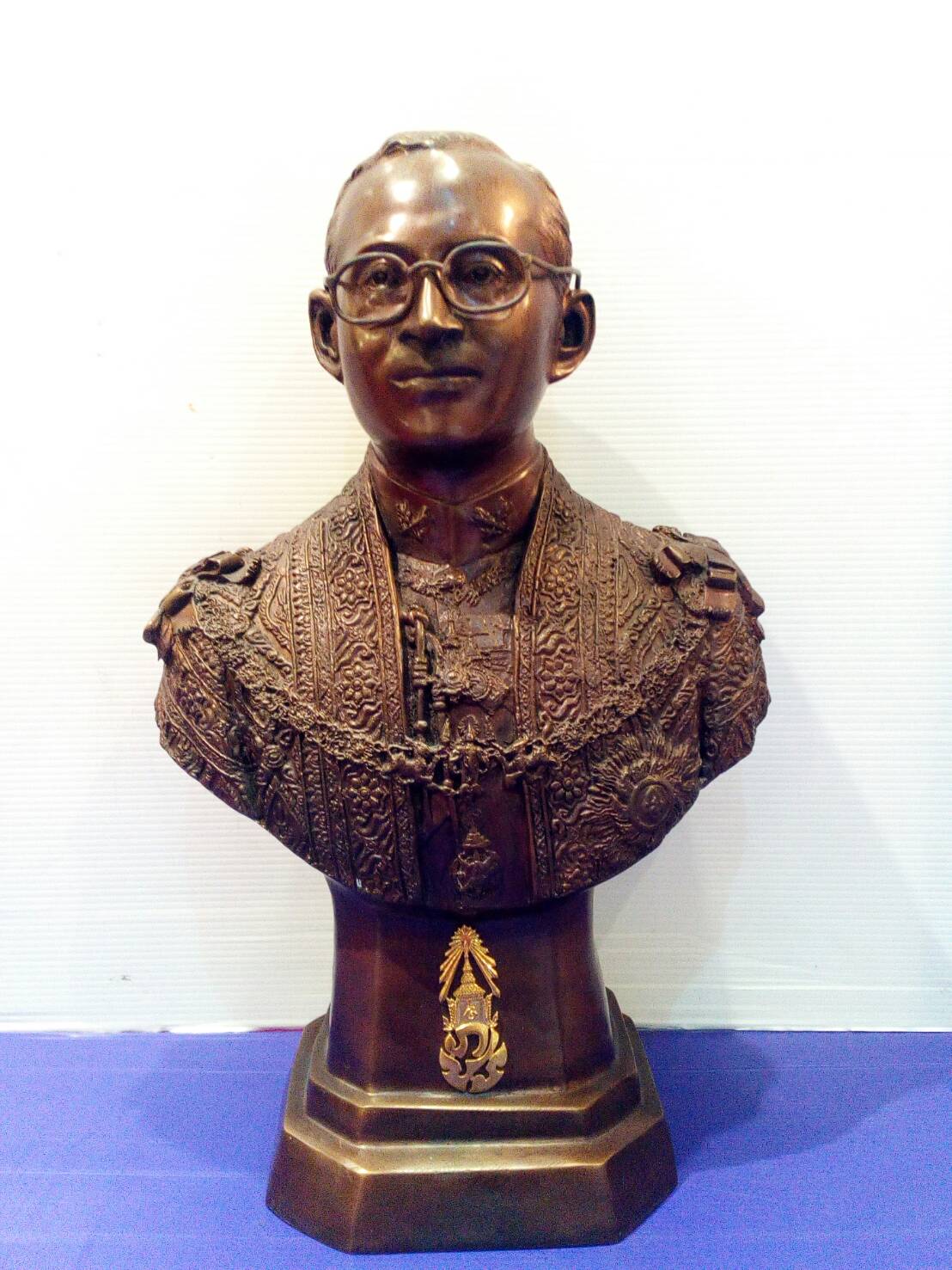 พระบรมรูปหล่อในหลวง รัชกาลที่ 9 รุ่น อาจารย์ กำพล รอดเรืองงาม ฉลองสิริราชสมบัติ 60 ปี limited