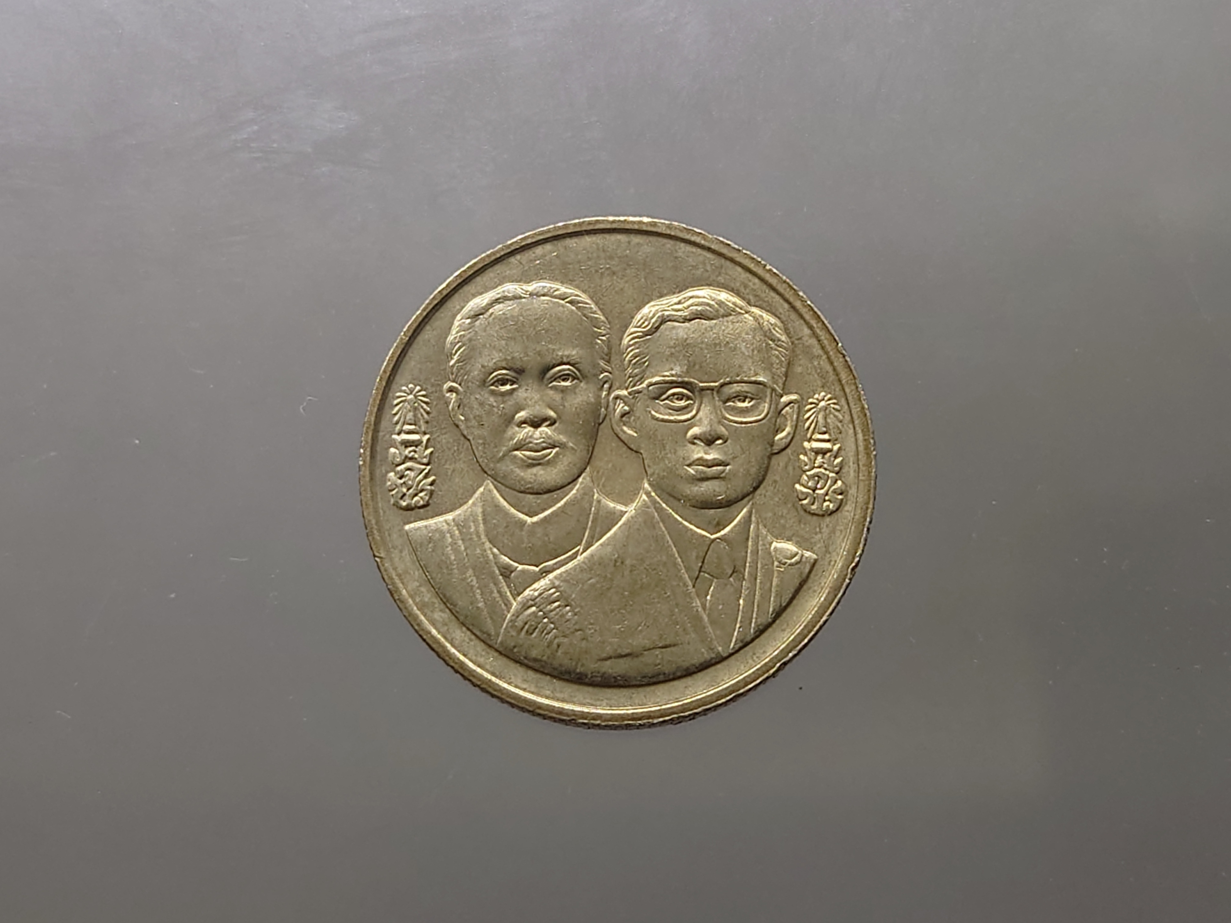 เหรียญ 2 บาท ที่ระลึก 100 ปี การสถาปนาสถาบันอัยการ ไม่ผ่านใช้