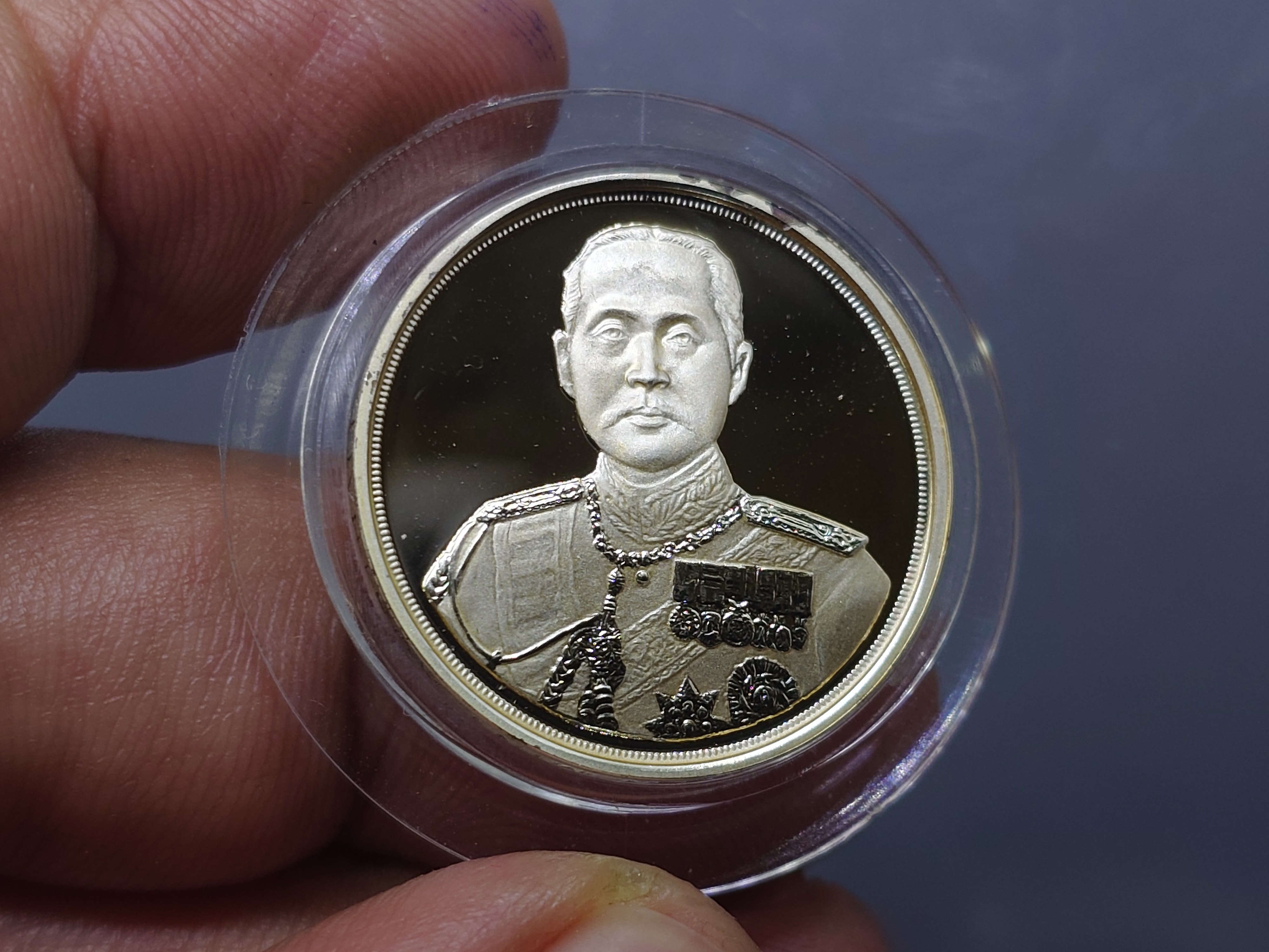 เหรียญเทิดพระเกียรติ จุฬาลงกรณ์ บรมราชาธิราช เนื้อเงิน ขัดเงา พิมพ์เล็ก บล็อกเพิร์ทมิ้นท์ หลวงพ่อเกษม เขมโก สำนัก ไตรลักษณ์ ปี2537 พร้อมตลับเดิม