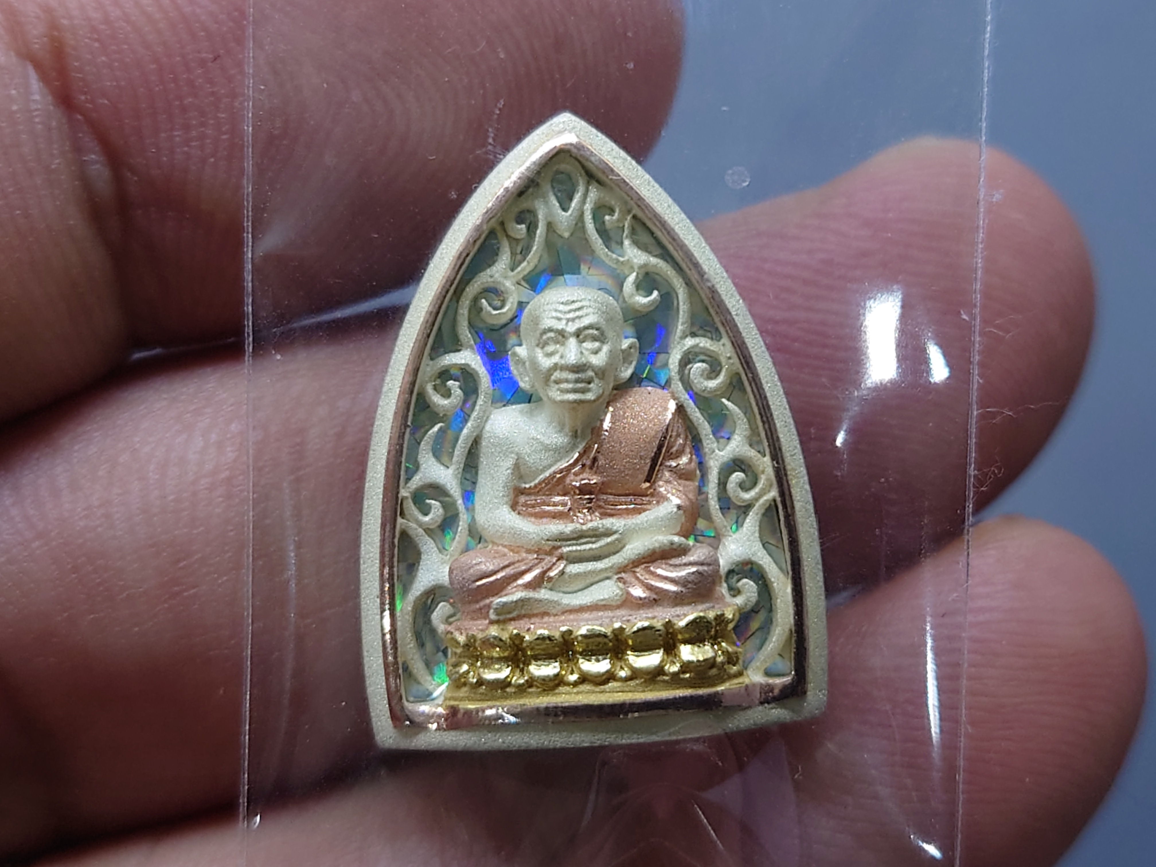 เหรียญหลวงปู่ทวด เนื้อเงิน 3 K รุ่นมงคลบารมี วัดประสาทบุญญาวาส พ.ศ.2545 พิมพ์สามเหลี่ยม ขนาดสูง 2.3 ซ.ม. พร้อมกล่องเดิม